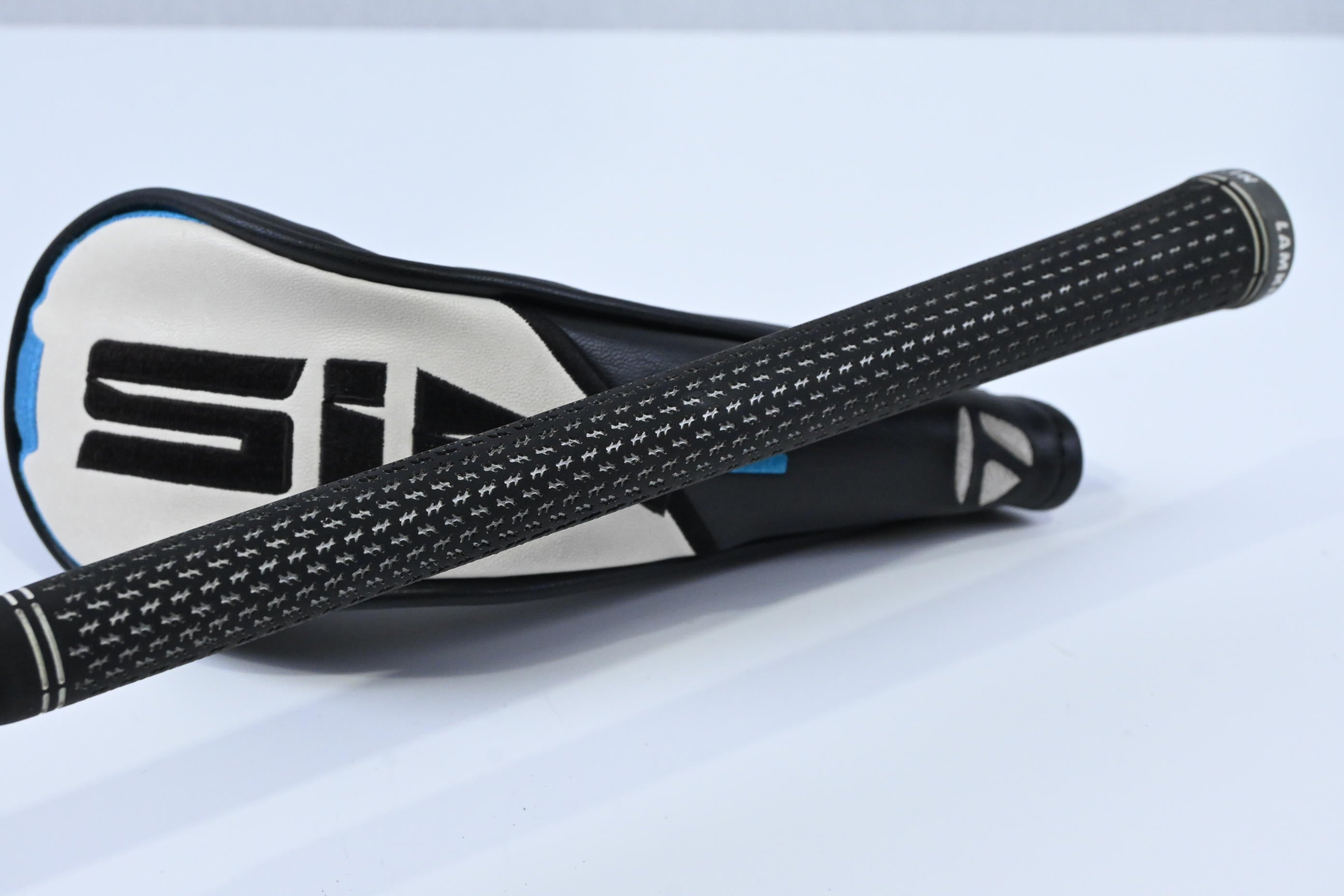 Taylormade SIM2 Max #4 Hybrid / 22 Degree / Regular Flex Fujikura Ventus Blue 6