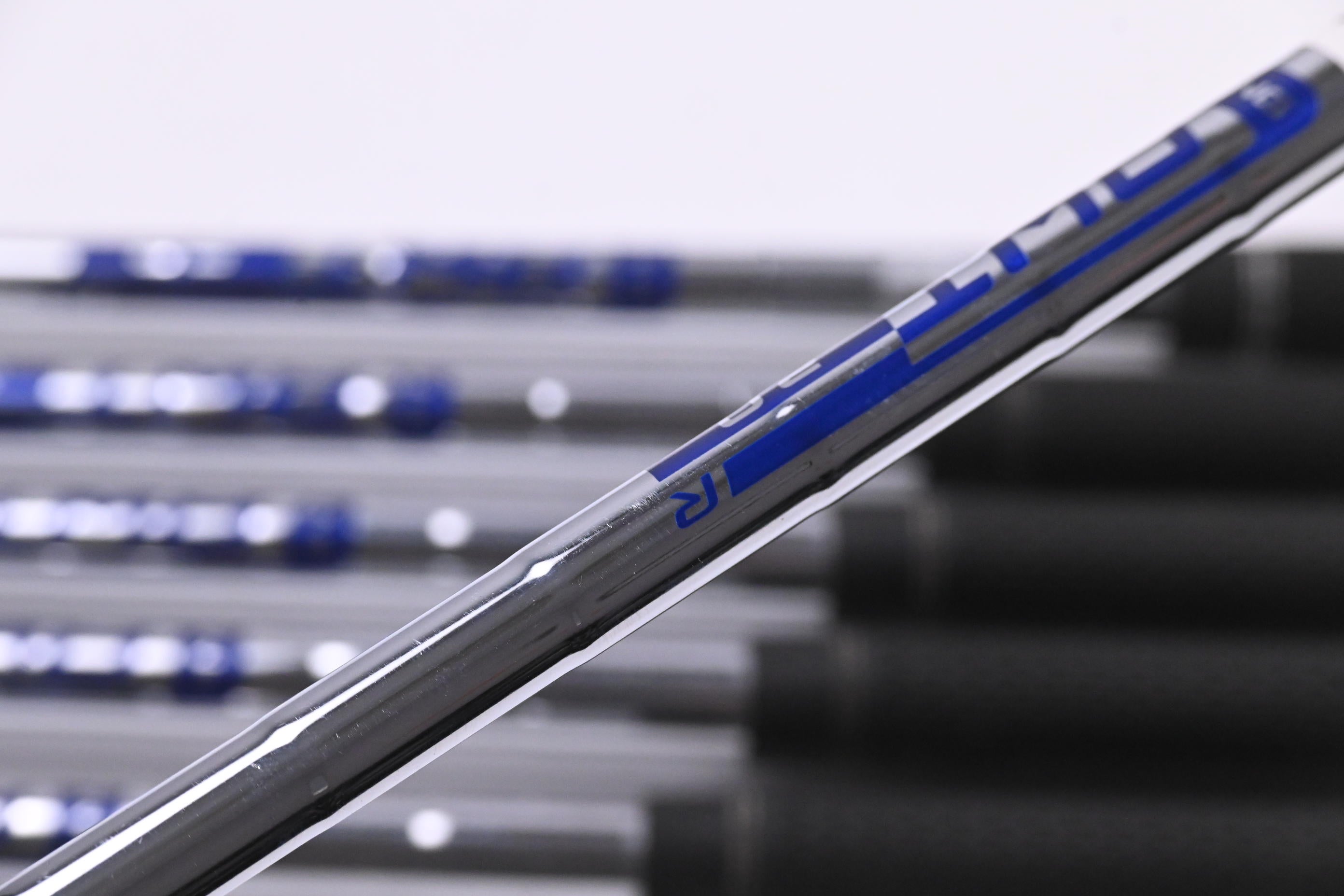 Ping G425 Irons / 5-PW / Black Dot / Regular Flex Ping AWT 2.0 Steel Shafts