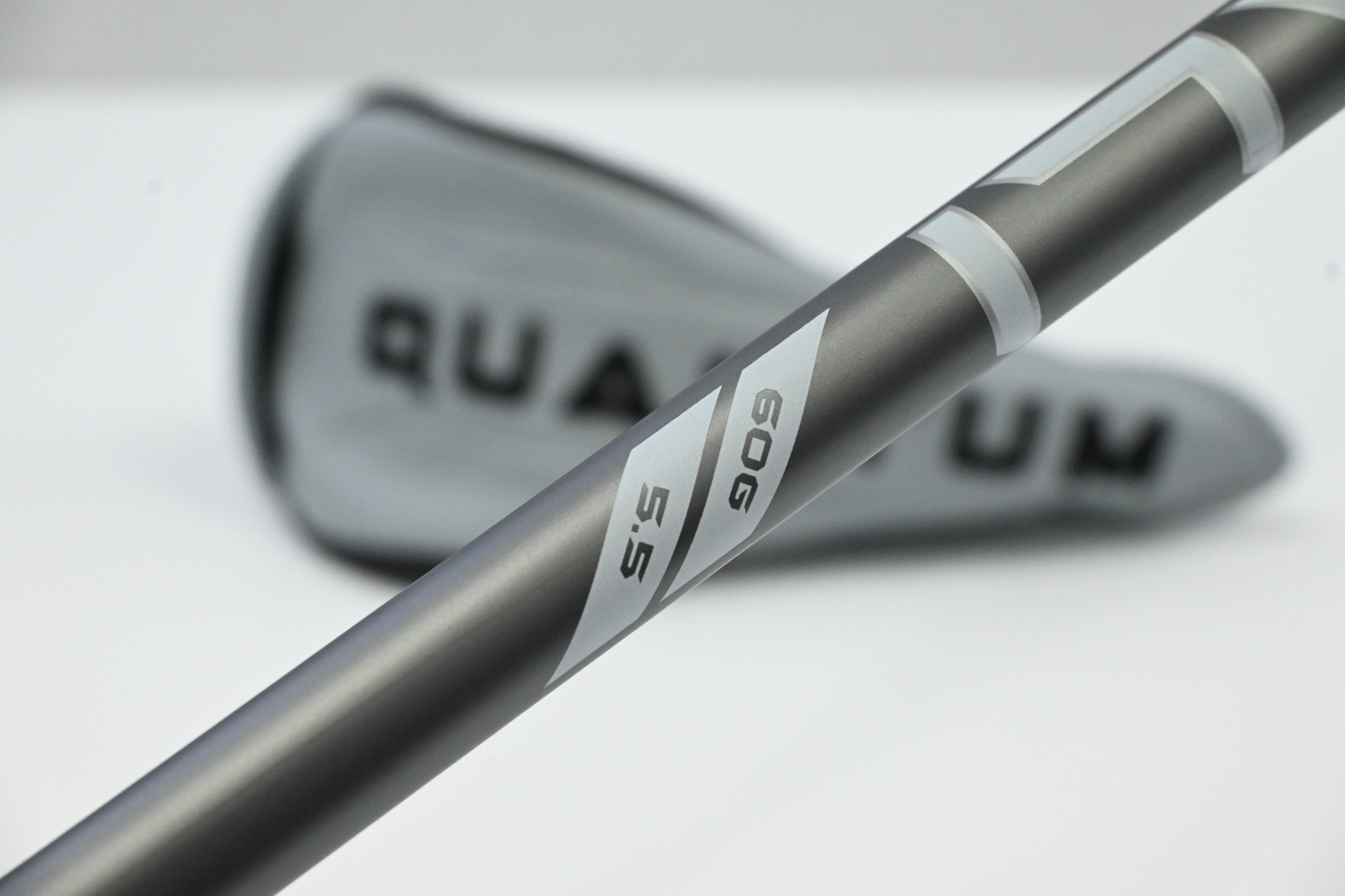 Callaway Quantum Max OS #4 Hybrid / 20 Degree / Regular Flex Denali Frost Silver