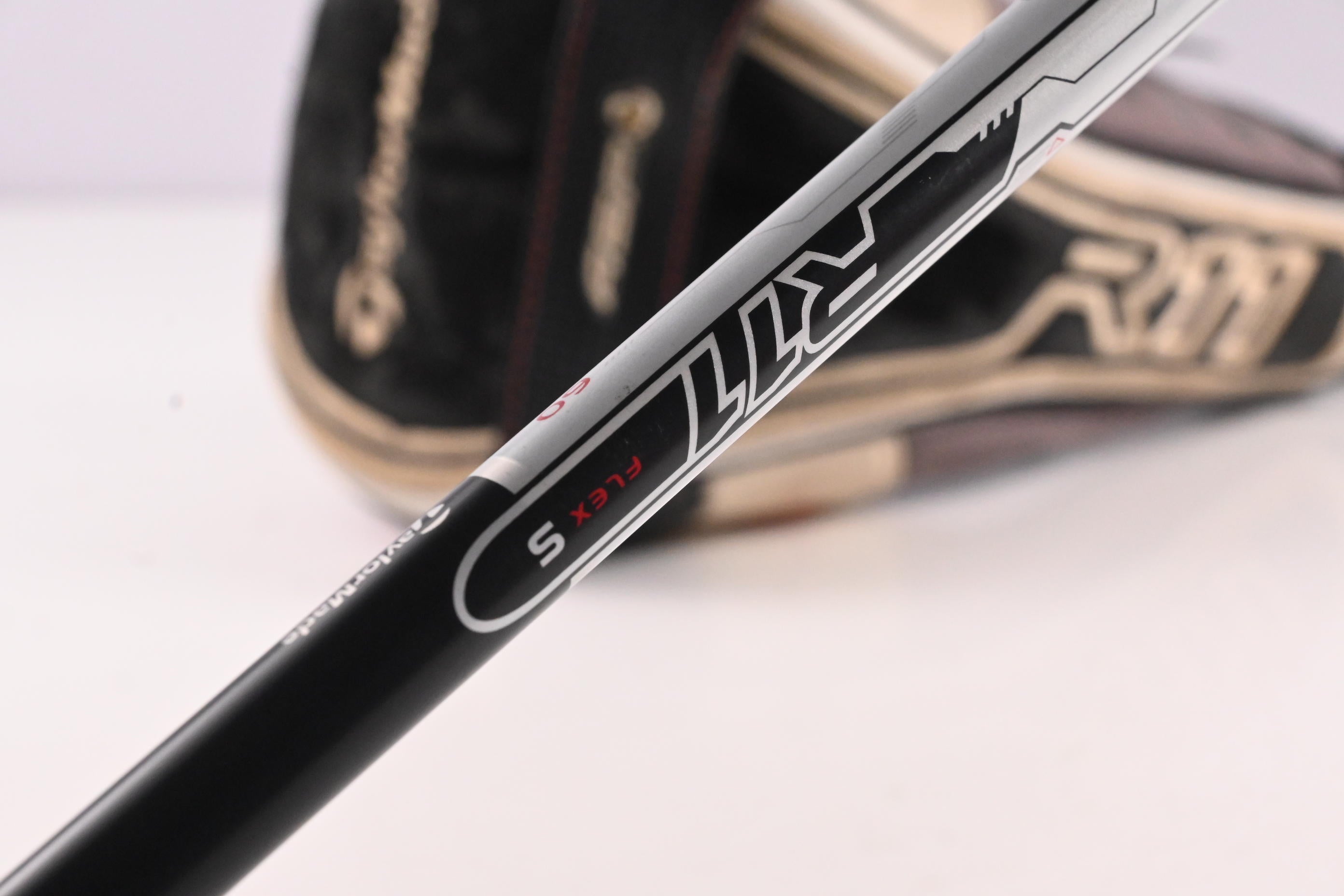 Taylormade R11 Driver / 10.5 Degree / Stiff Flex Fujikura Blur 60 Shaft