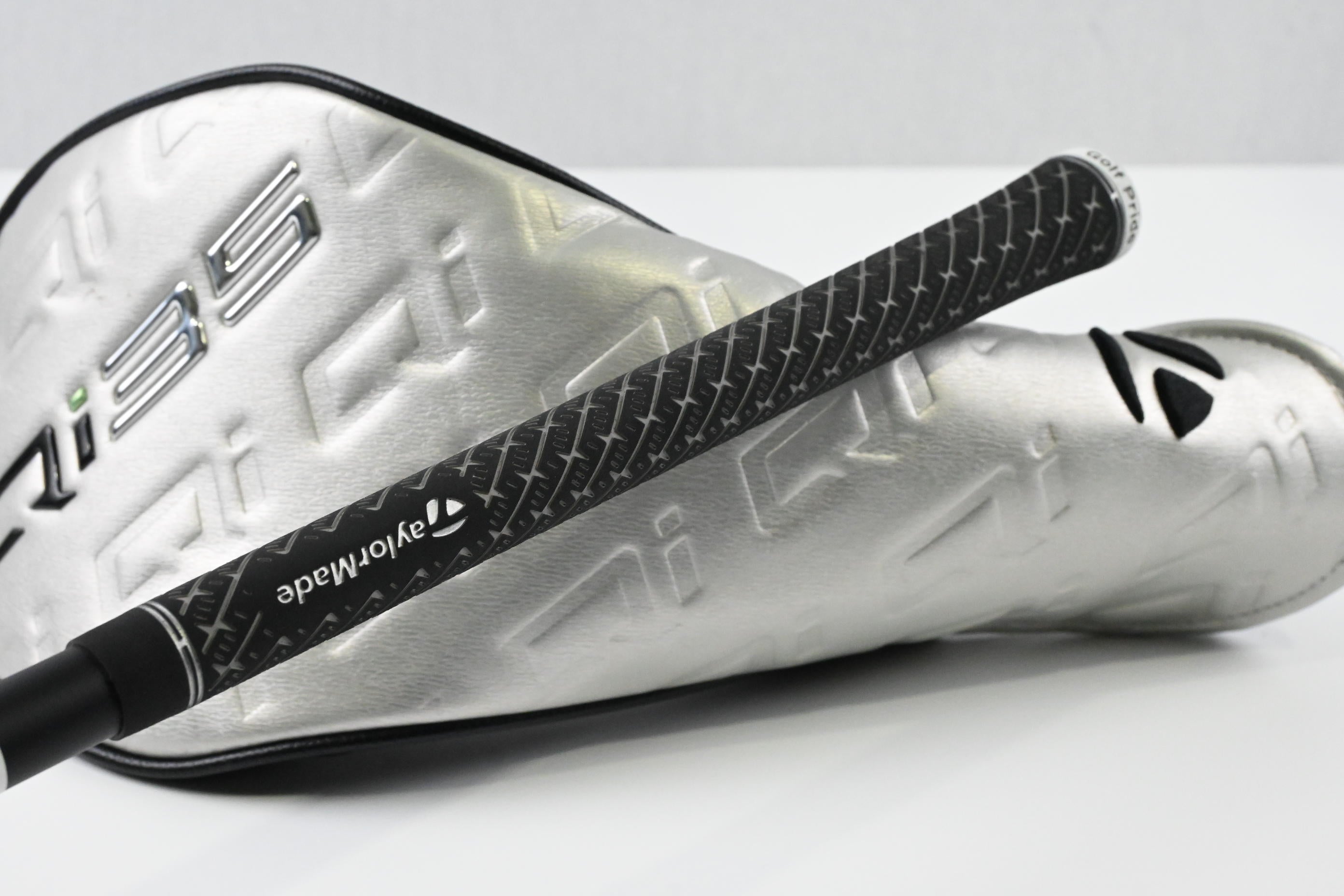 Taylormade Qi35 Max Lite Driver / 10.5 Degree / Regular Flex Vanquish 4