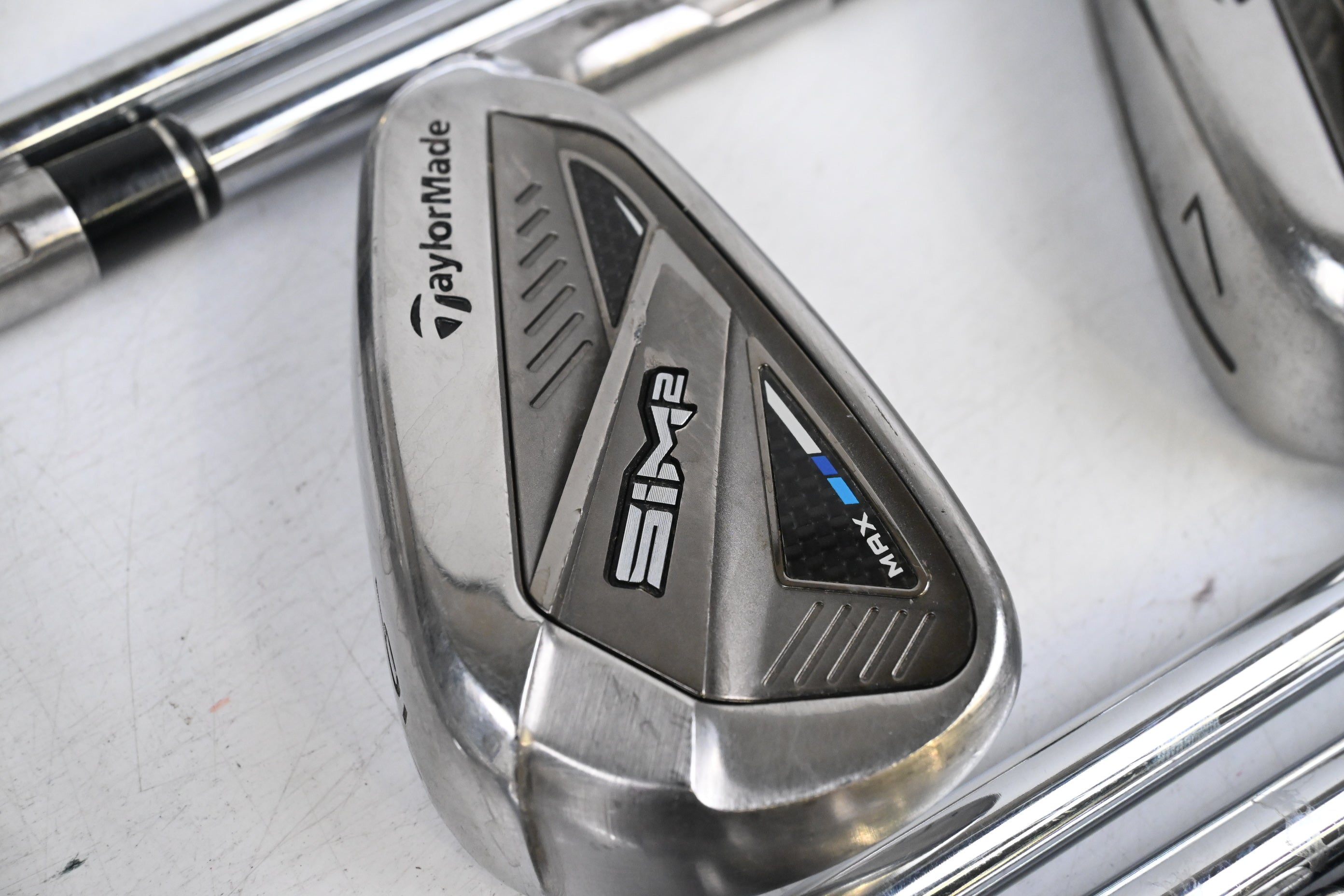 Taylormade SIM2 Max Irons / 4-PW+SW / Regular Flex KBS MAX MT 85 Shafts