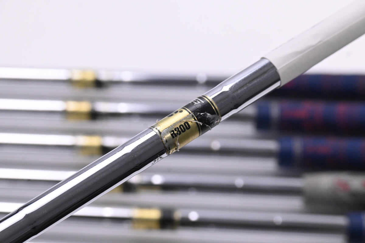 Mizuno JPX 825 Irons / 4-PW / Regular Flex Dynamic Gold R300 Shafts