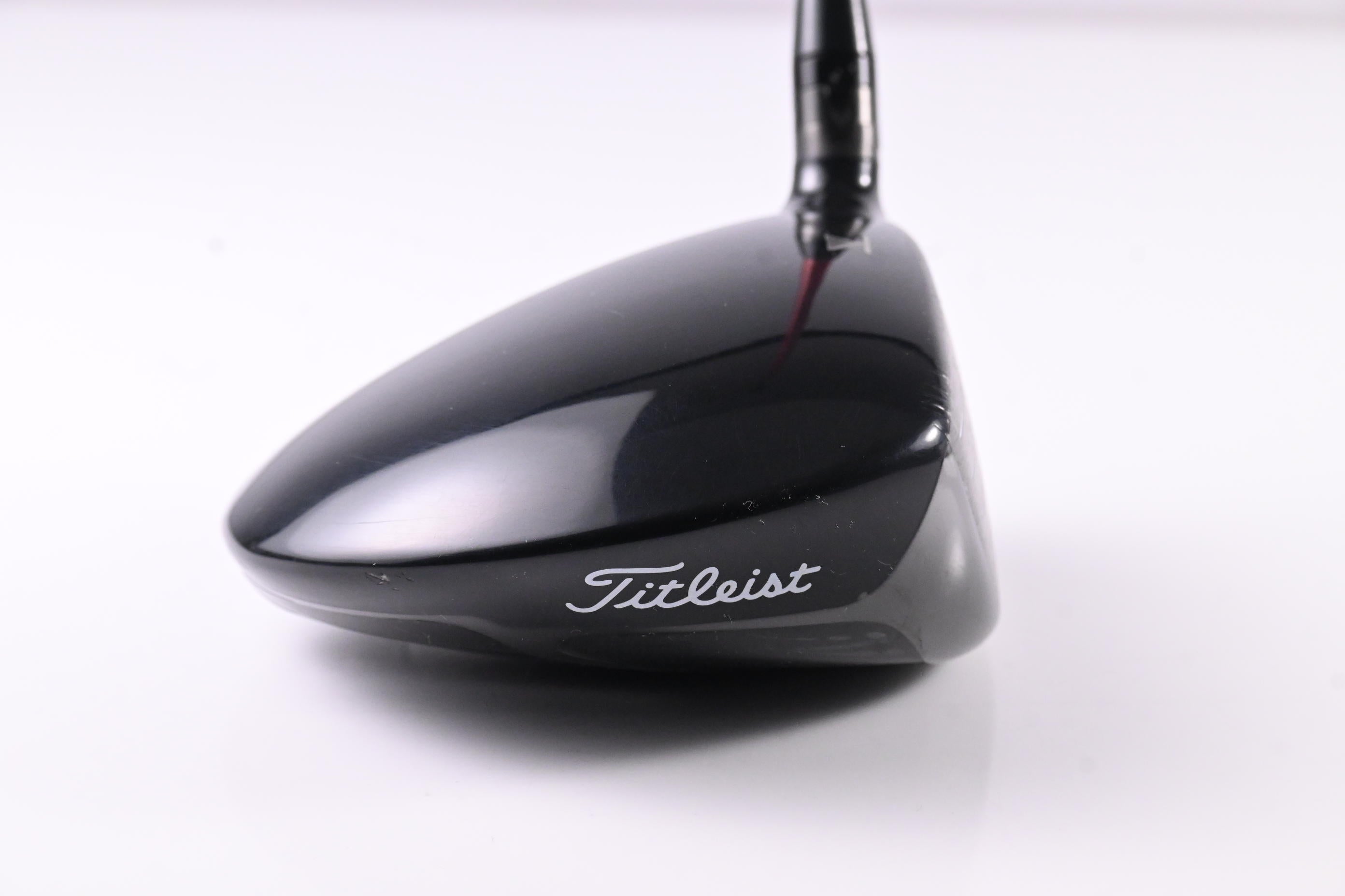 Titleist 910 D2 Driver / 10.5 Degree / Stiff Flex Fujikura Motore F1 65 Shaft