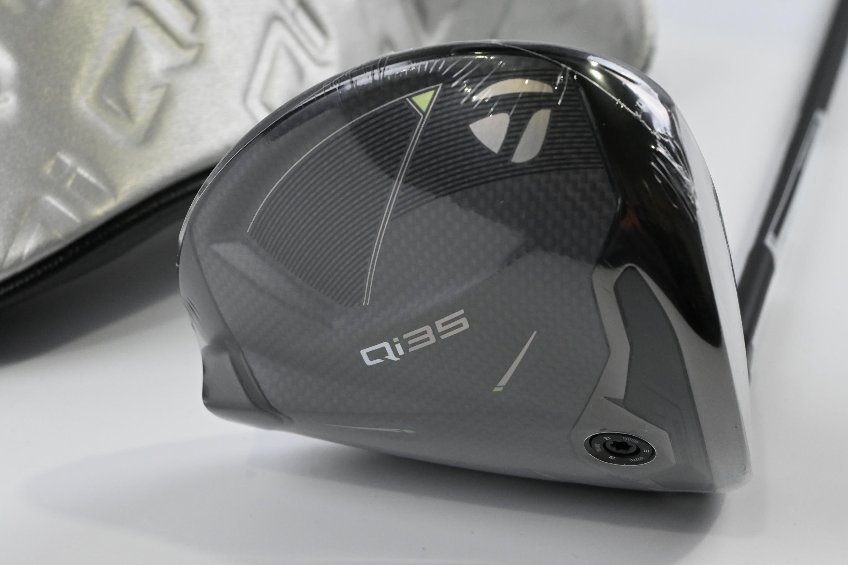 Taylormade Qi35 Driver / 10.5 Degree / Regular Flex Fujikura Ventus Blue 5
