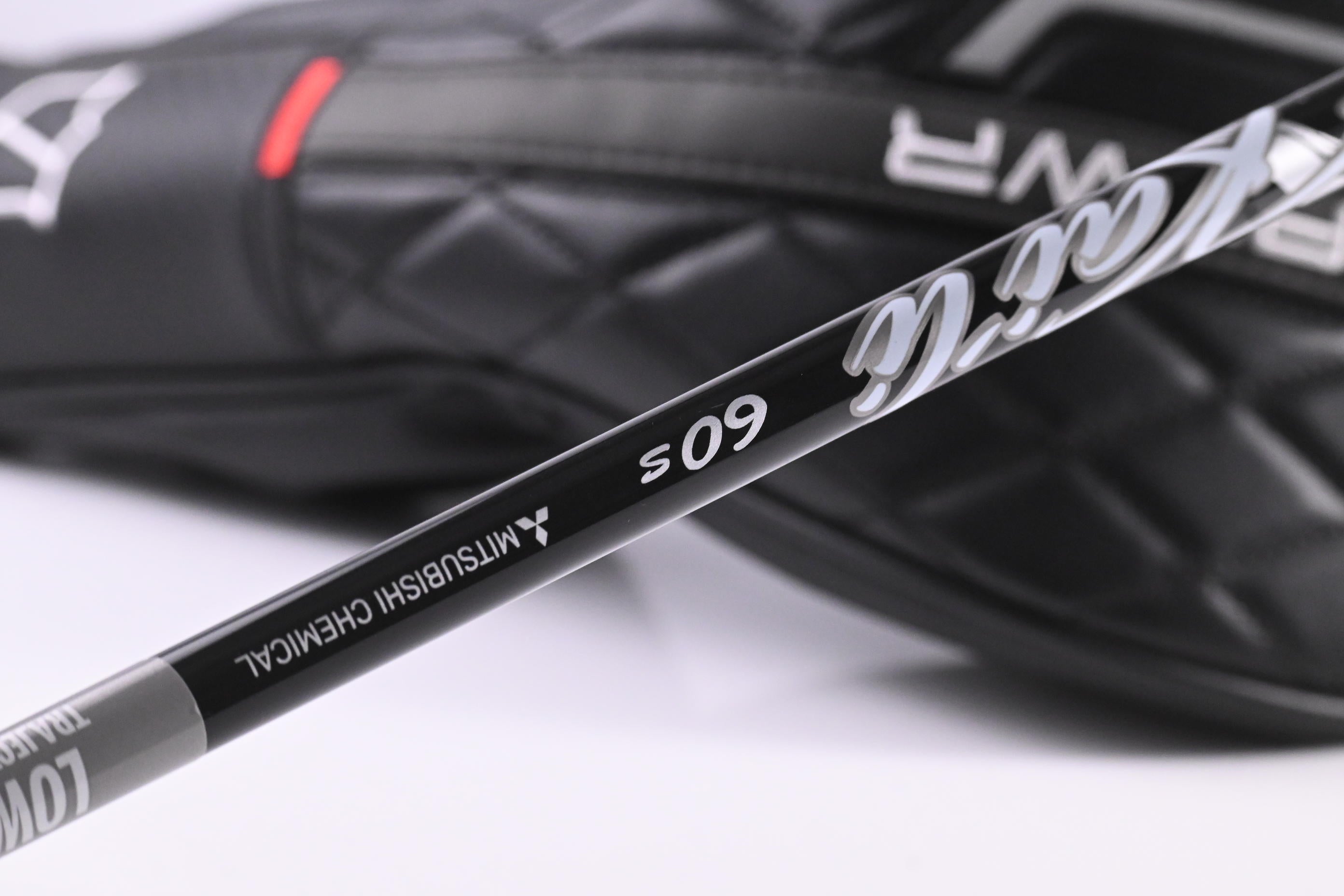 Wilson DYNAPWR 2025 Carbon Driver / 10.5 Degree / Stiff Flex Kai'li White 60