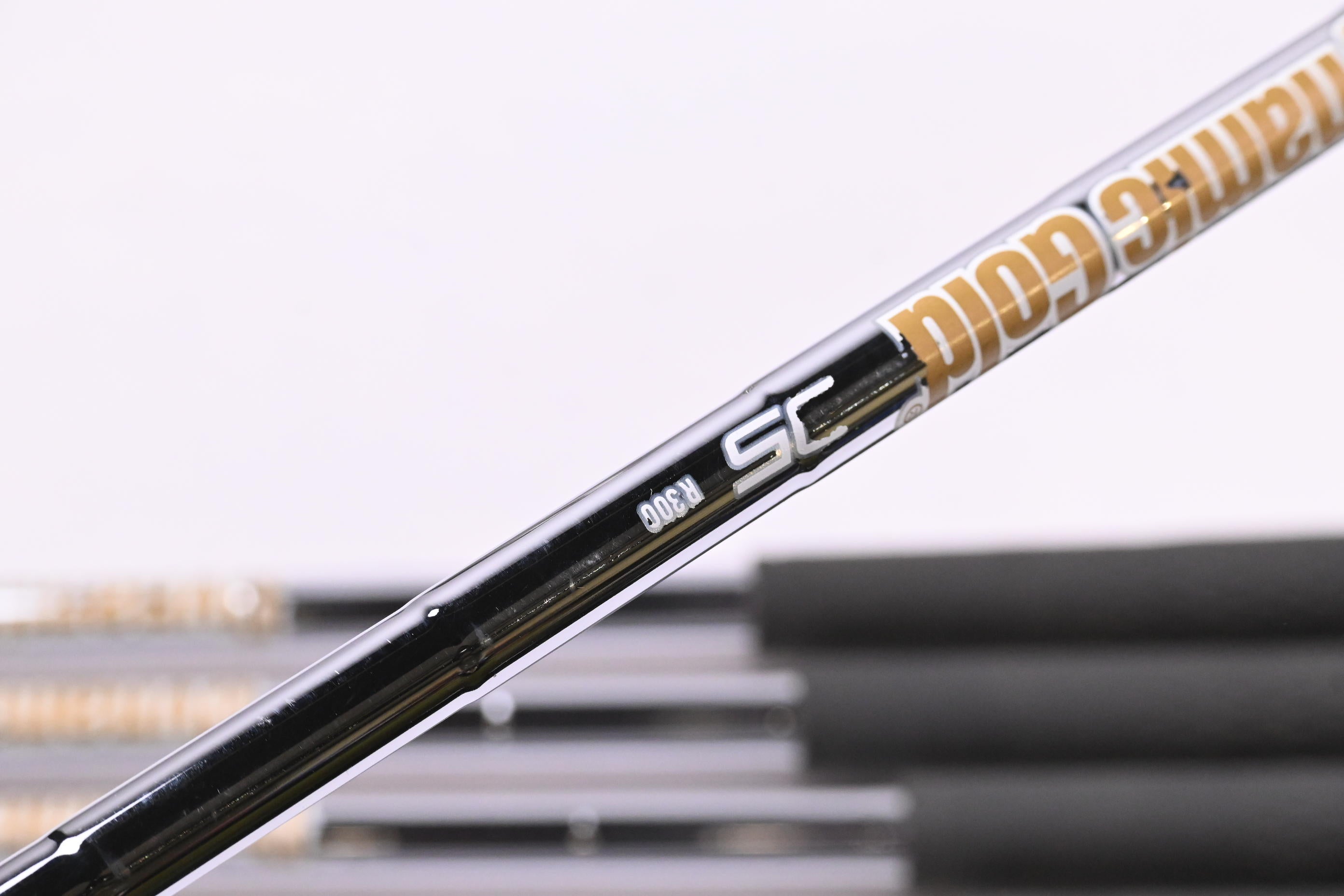 Mizuno Pro 223 Irons / 5-PW / Regular Flex Dynamic Gold 105 R300 Shafts