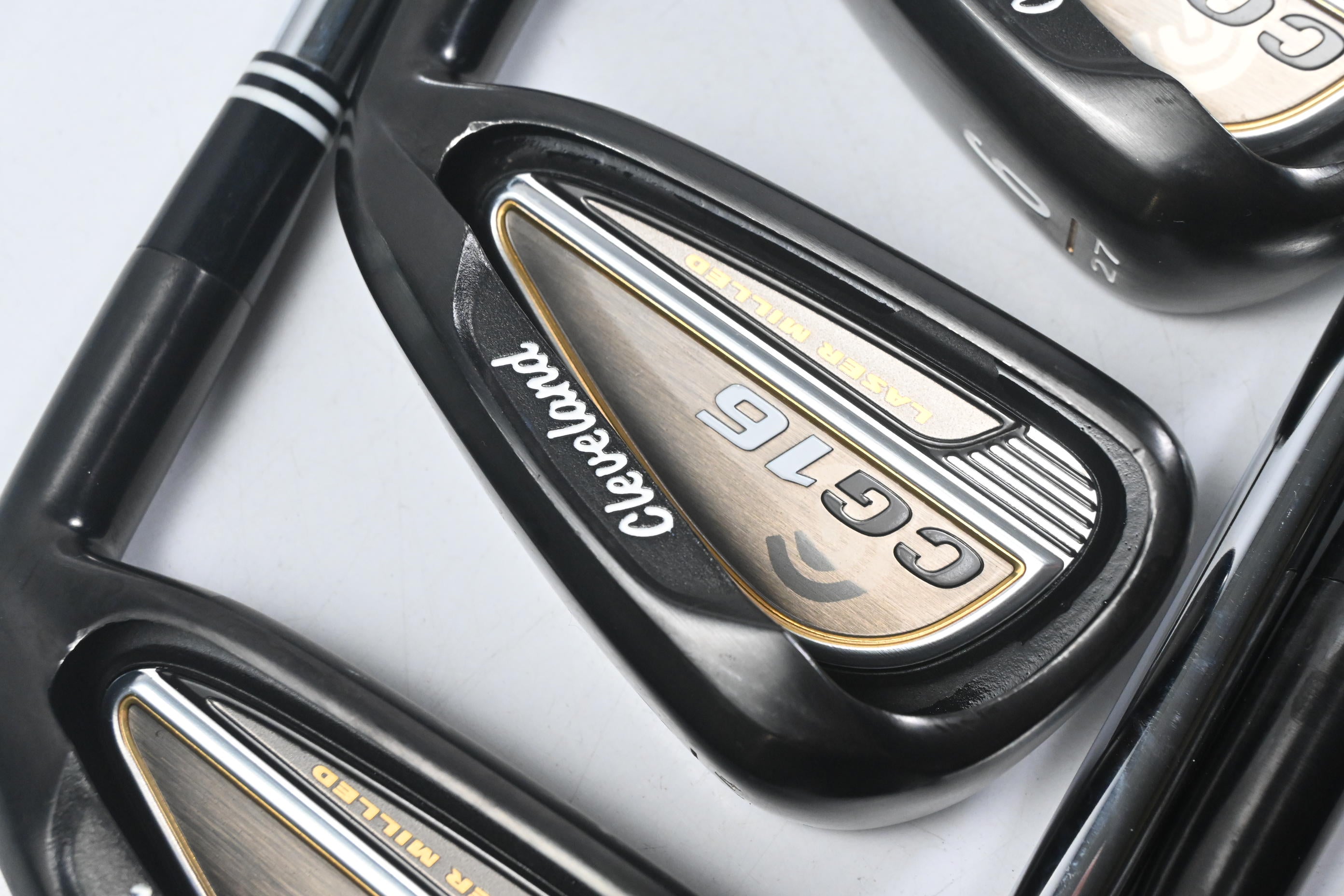 Cleveland CG16 Black Pearl Irons / 4-PW / Regular Flex Traction 85 Shafts