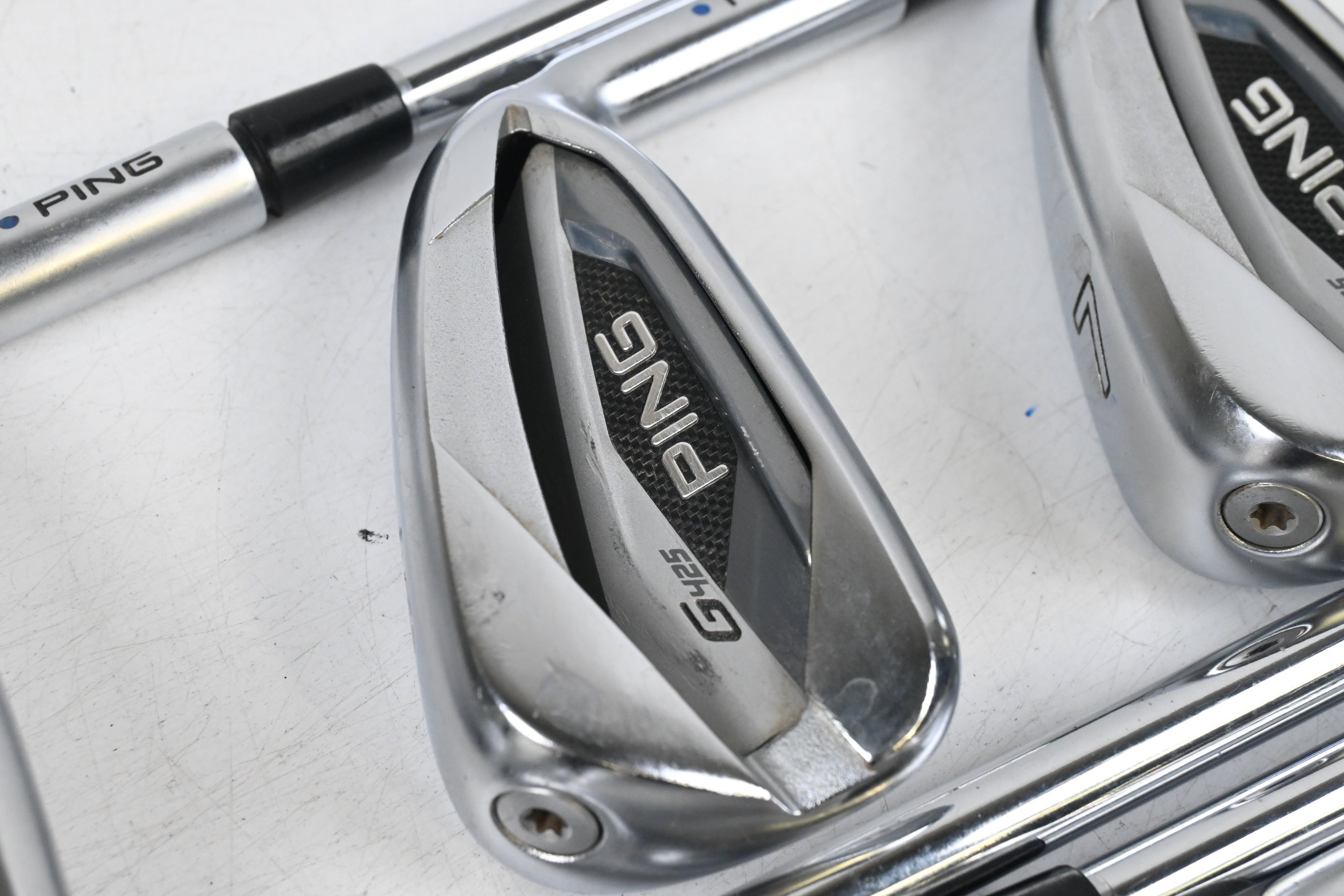 Ping G425 Irons / 5-PW+SW / Blue Dot / Regular Flex Dynamic Gold R300 Shafts