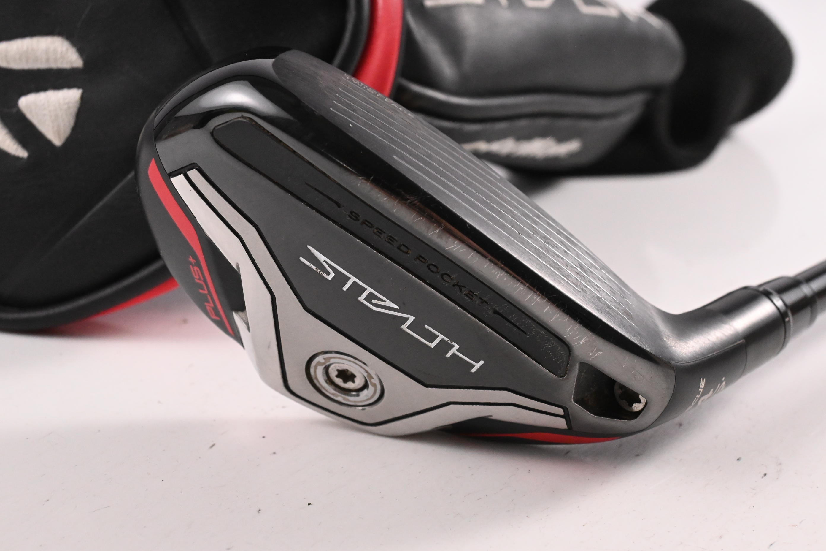 Taylormade Stealth Plus #4 Hybrid / 22 Degree / Regular Flex HZRDUS Smoke Red 70