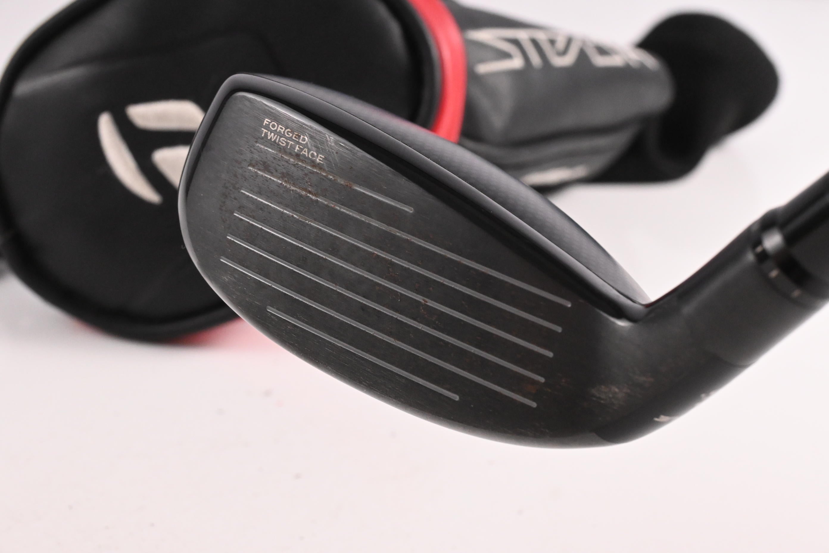 Taylormade Stealth Plus #4 Hybrid / 22 Degree / Regular Flex HZRDUS Smoke Red 70