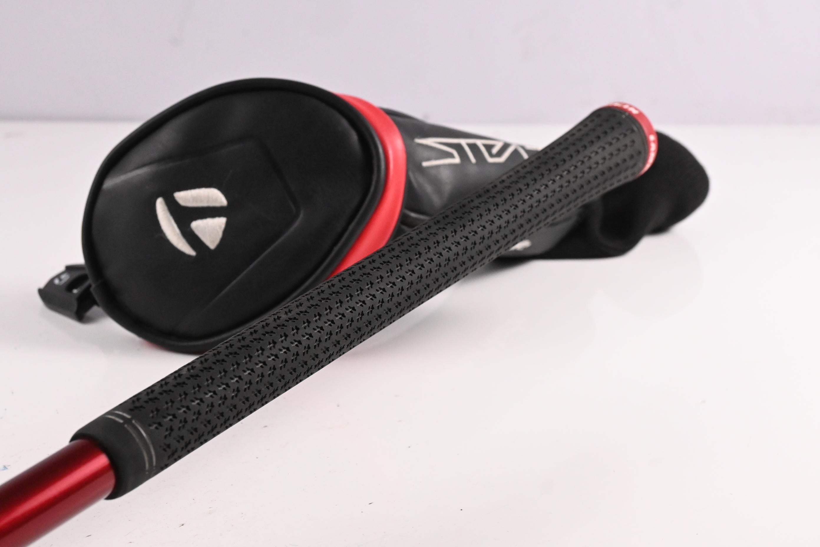 Taylormade Stealth Plus #4 Hybrid / 22 Degree / Regular Flex HZRDUS Smoke Red 70