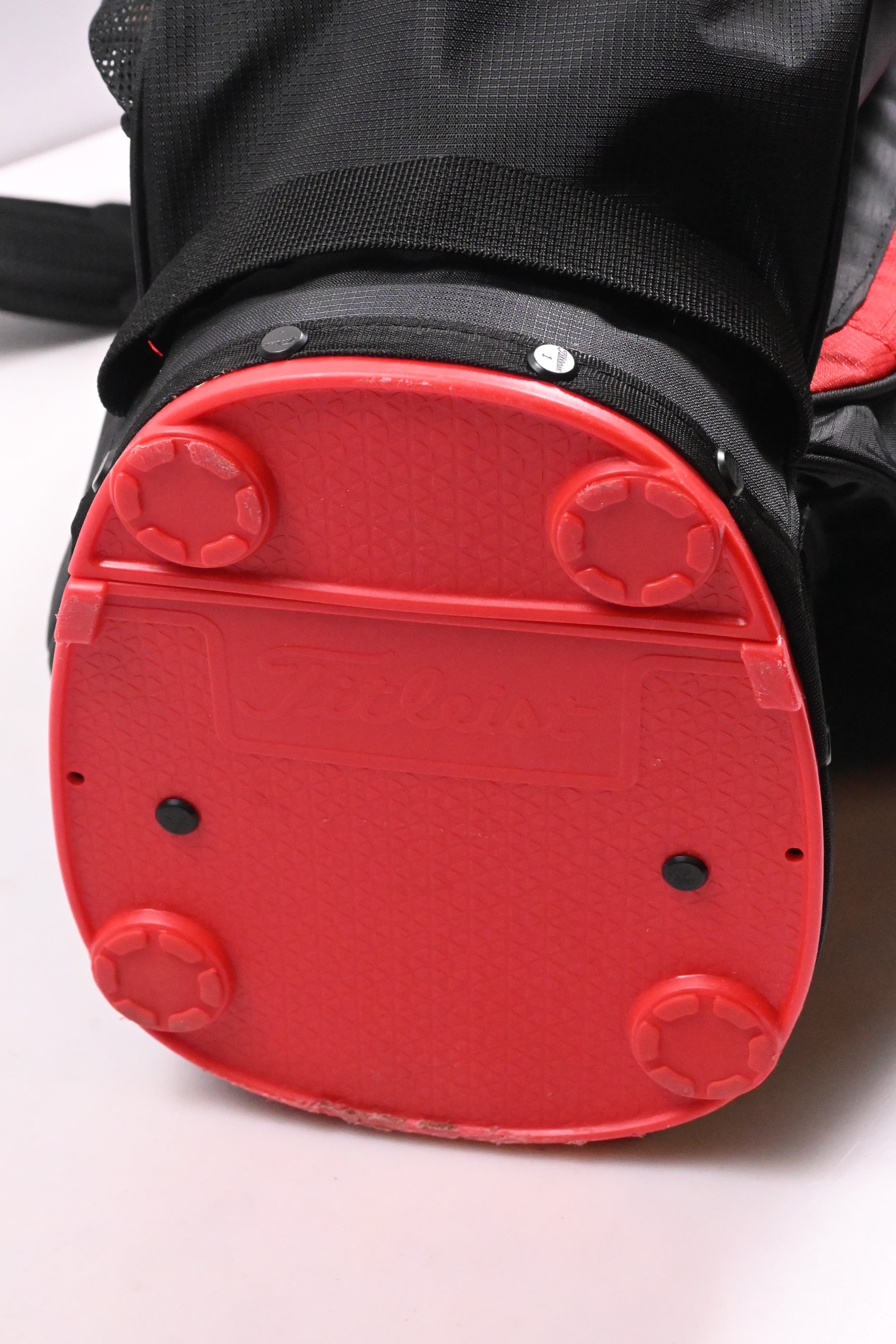 Titleist Players 4 Stand Bag / 4-Way Divider / Black, Red