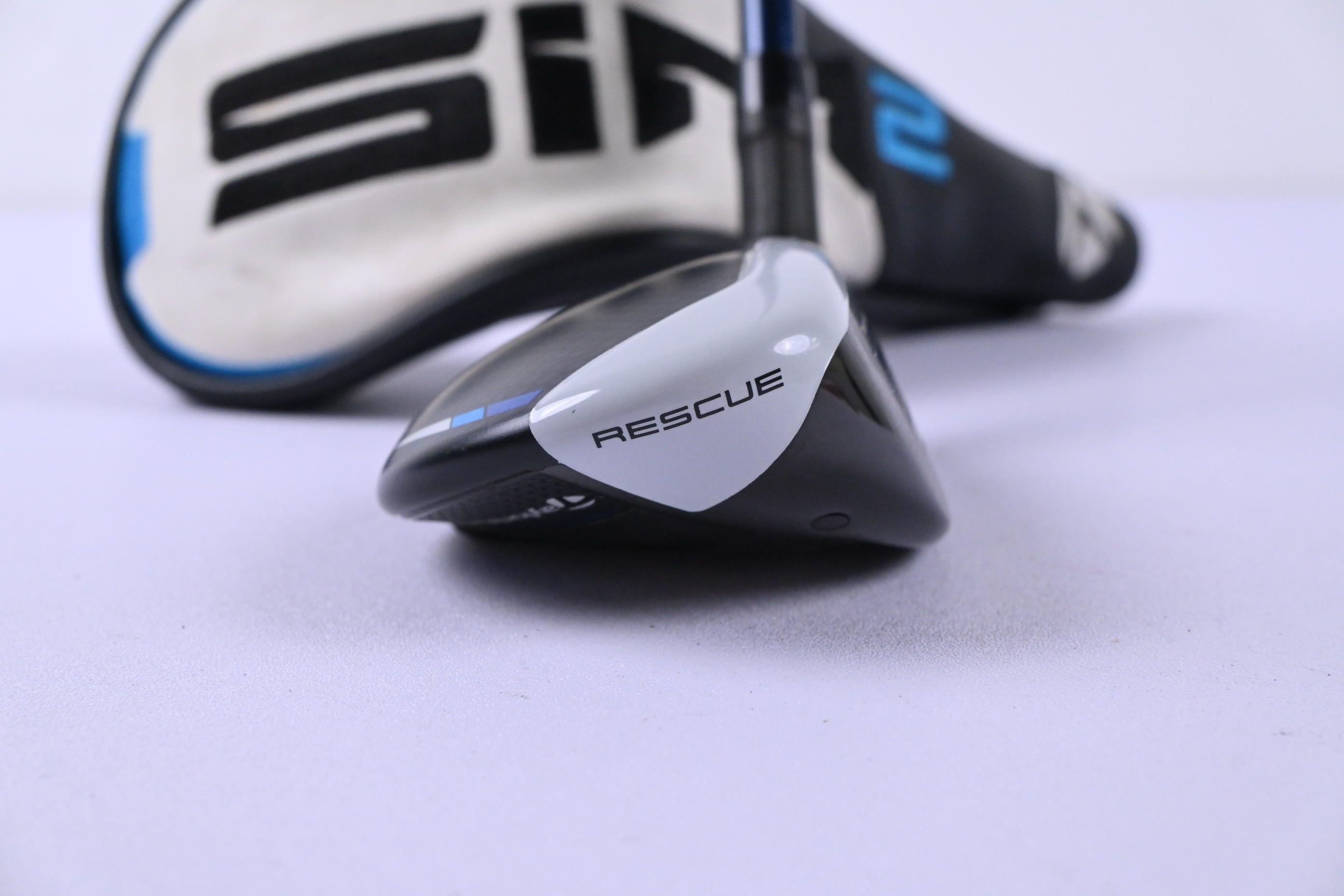 Taylormade SIM2 Max #4 Hybrid / 22 Degree / Stiff Flex Fujikura Ventus Blue 7