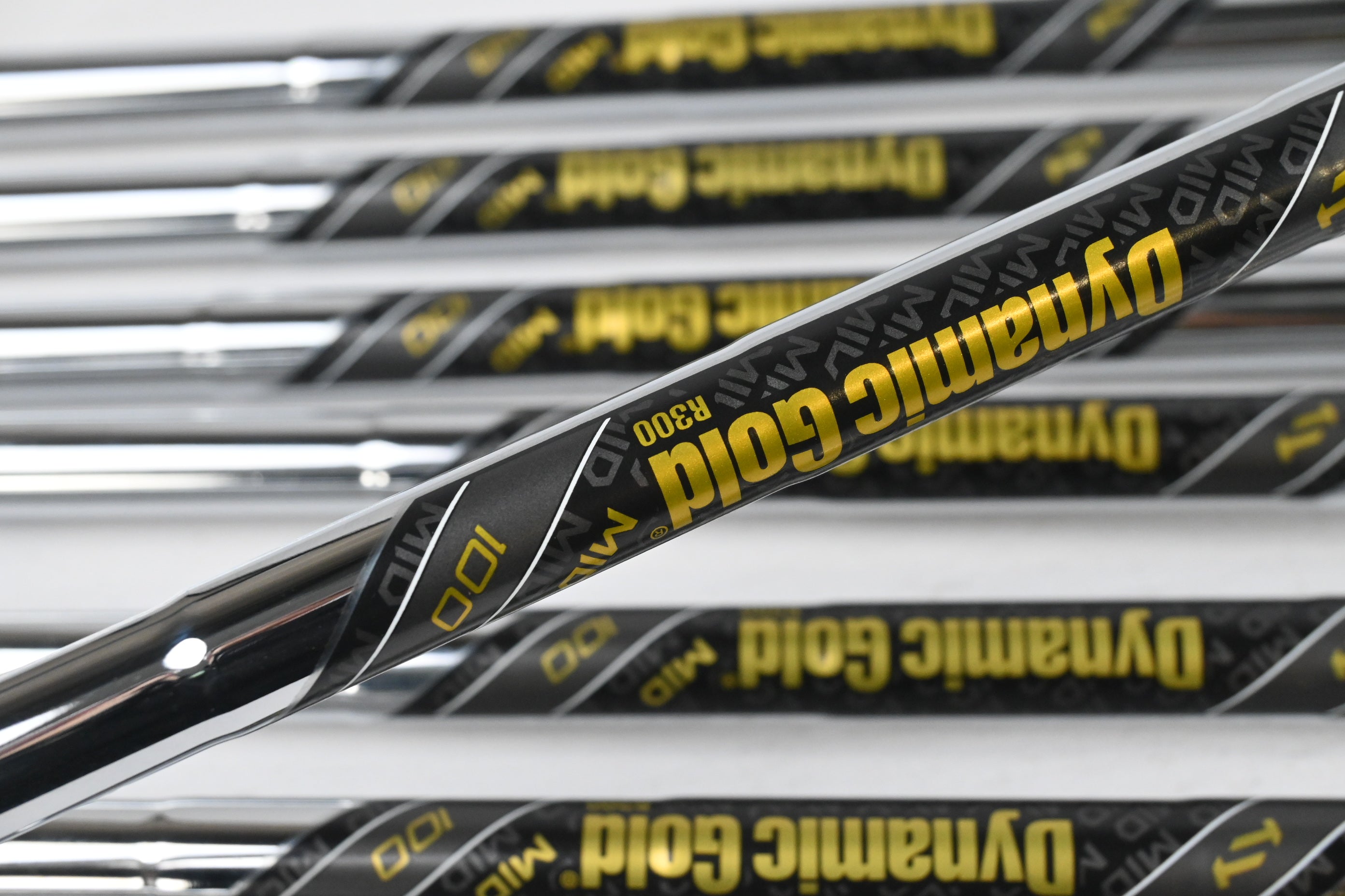 Ping i530 Irons / 4-PW+GW / Black Dot / Regular Flex Dynamic Gold Mid 100 R300