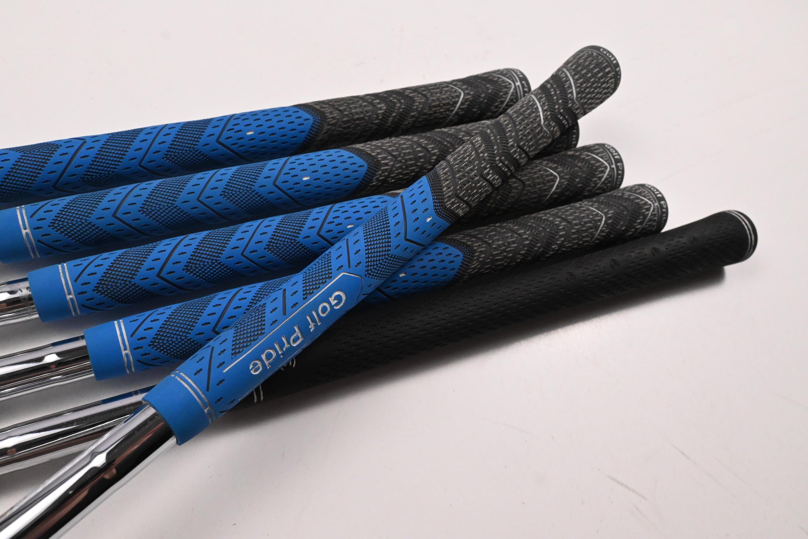 Cleveland CG16 Black Pearl Irons / 4-PW / Regular Flex Traction 85 / No #5 Iron
