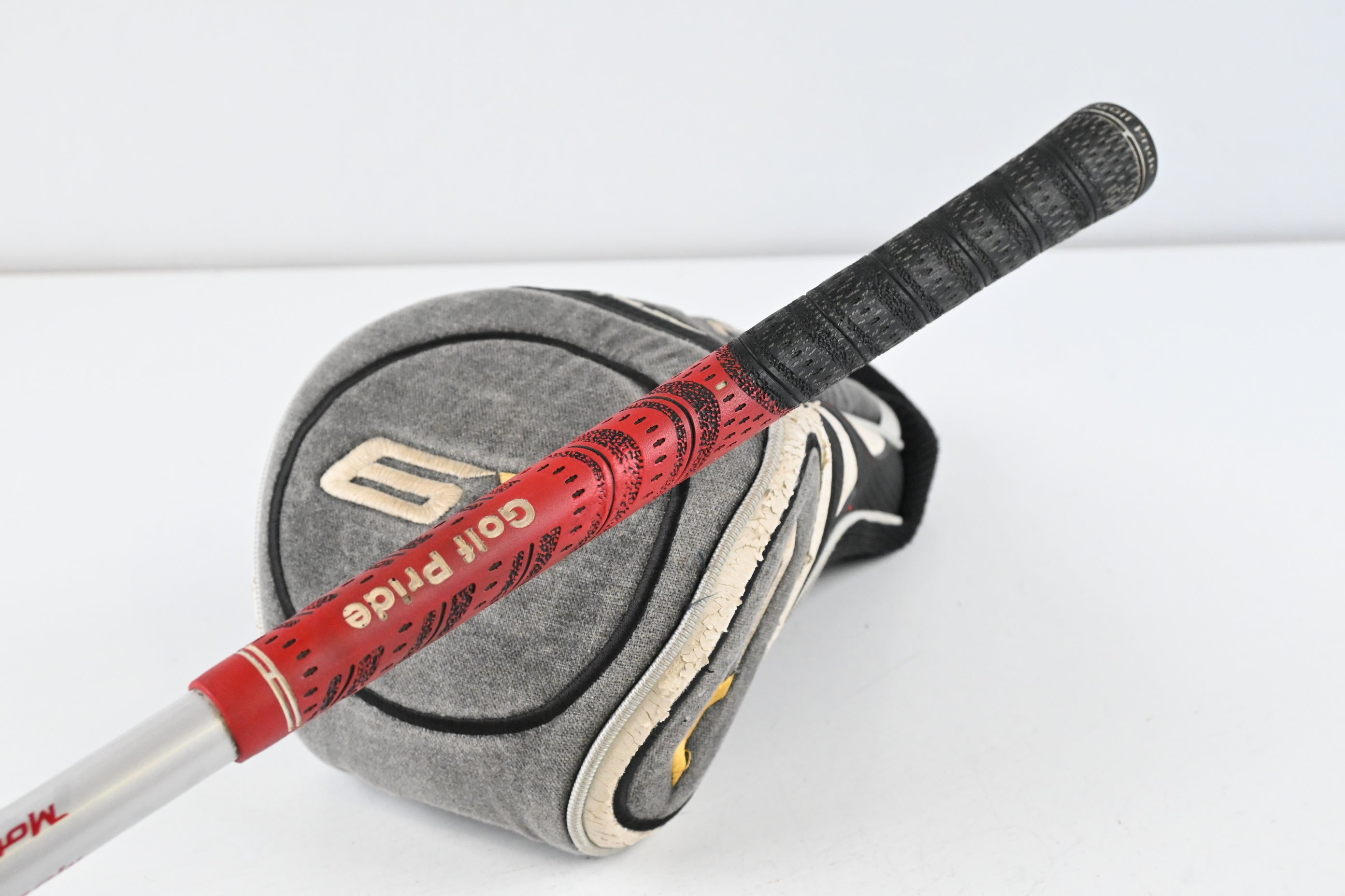 Taylormade R9 Driver / 9.5 Degree / Regular Flex Fujikura Motore 65 Shaft