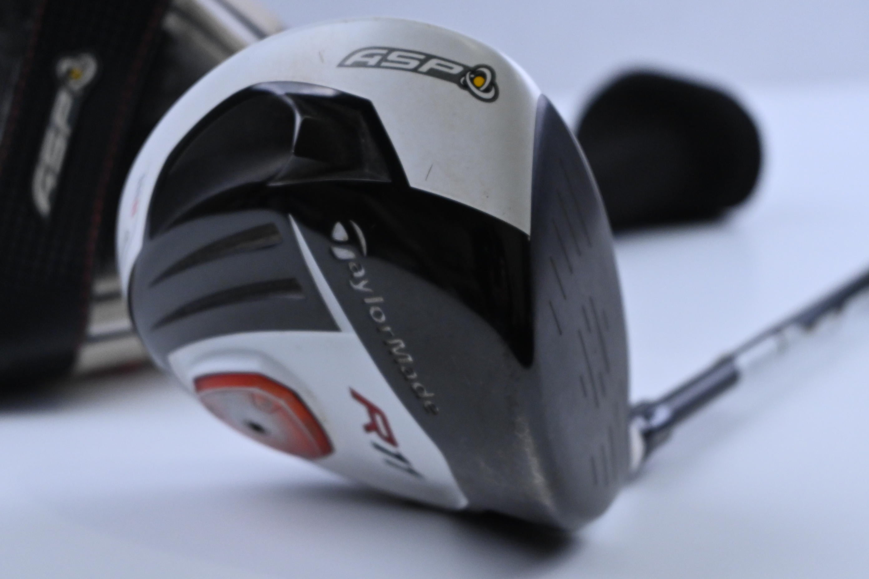 Taylormade R11 Driver / 9 Degree / Stiff Flex Fujikura Blur 60 Shaft