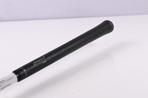 Titleist 907 D2 Driver / 9.5 Degree / Stiff Flex UST Proforce V2 Yellow 66 Shaft