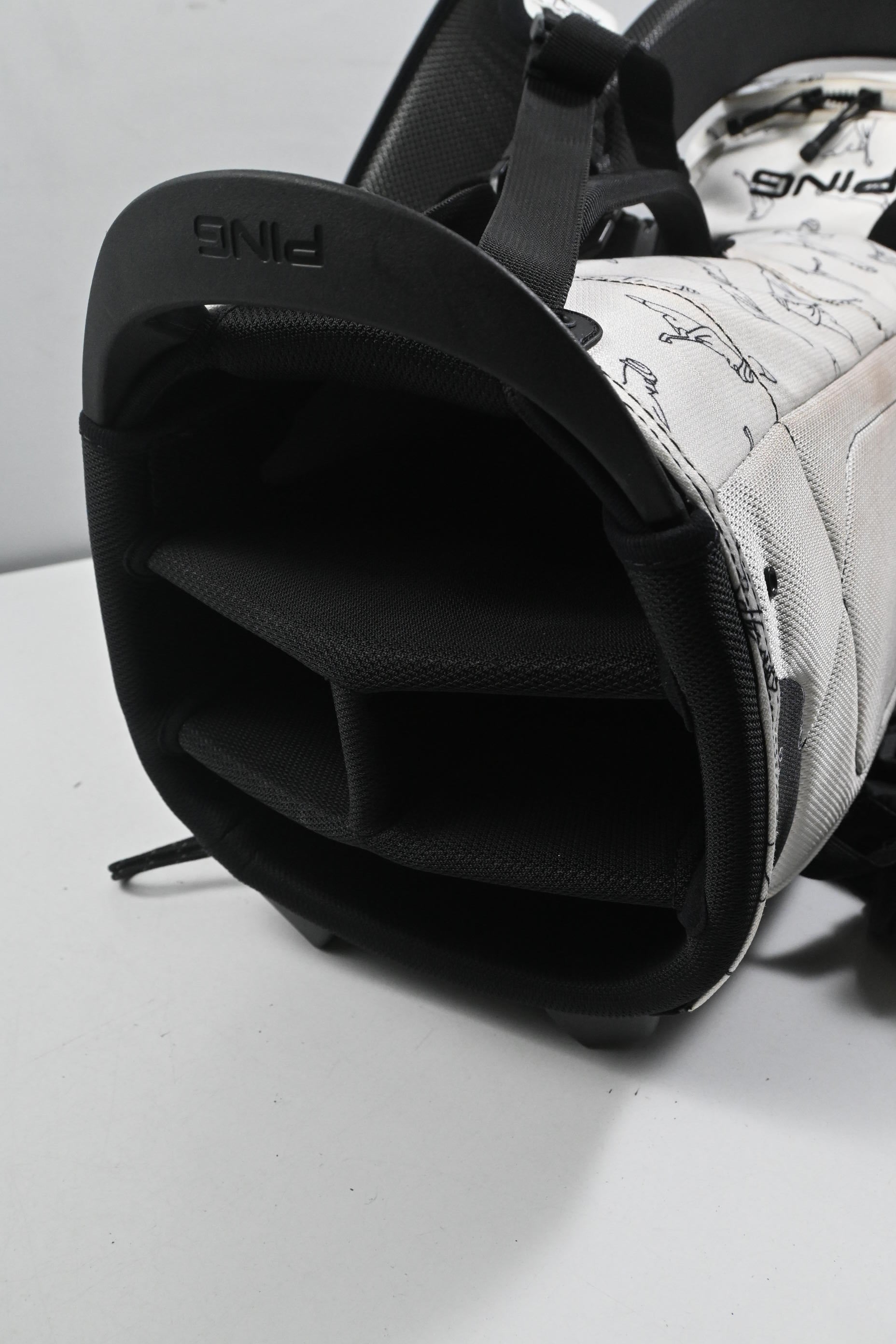 Ping Hoofer Stand Bag / 4-Way Divider / Black & White