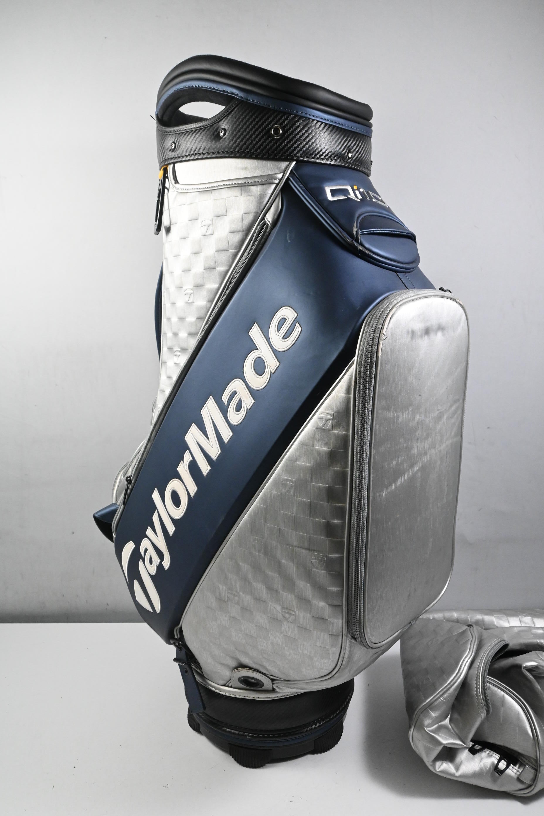 Taylormade QI10 Tour Bag / 6-Way Divider / Silver & Navy