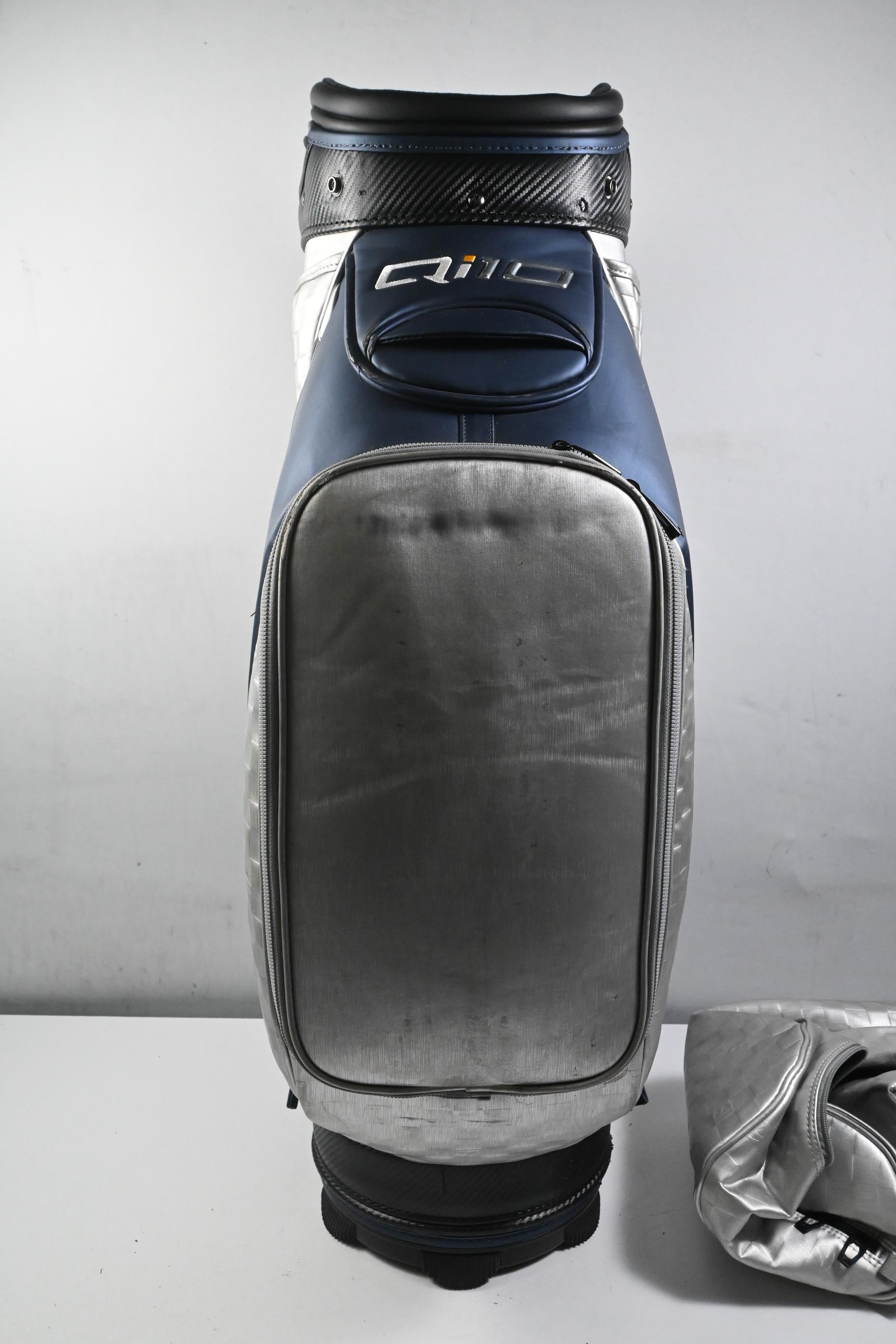 Taylormade QI10 Tour Bag / 6-Way Divider / Silver & Navy