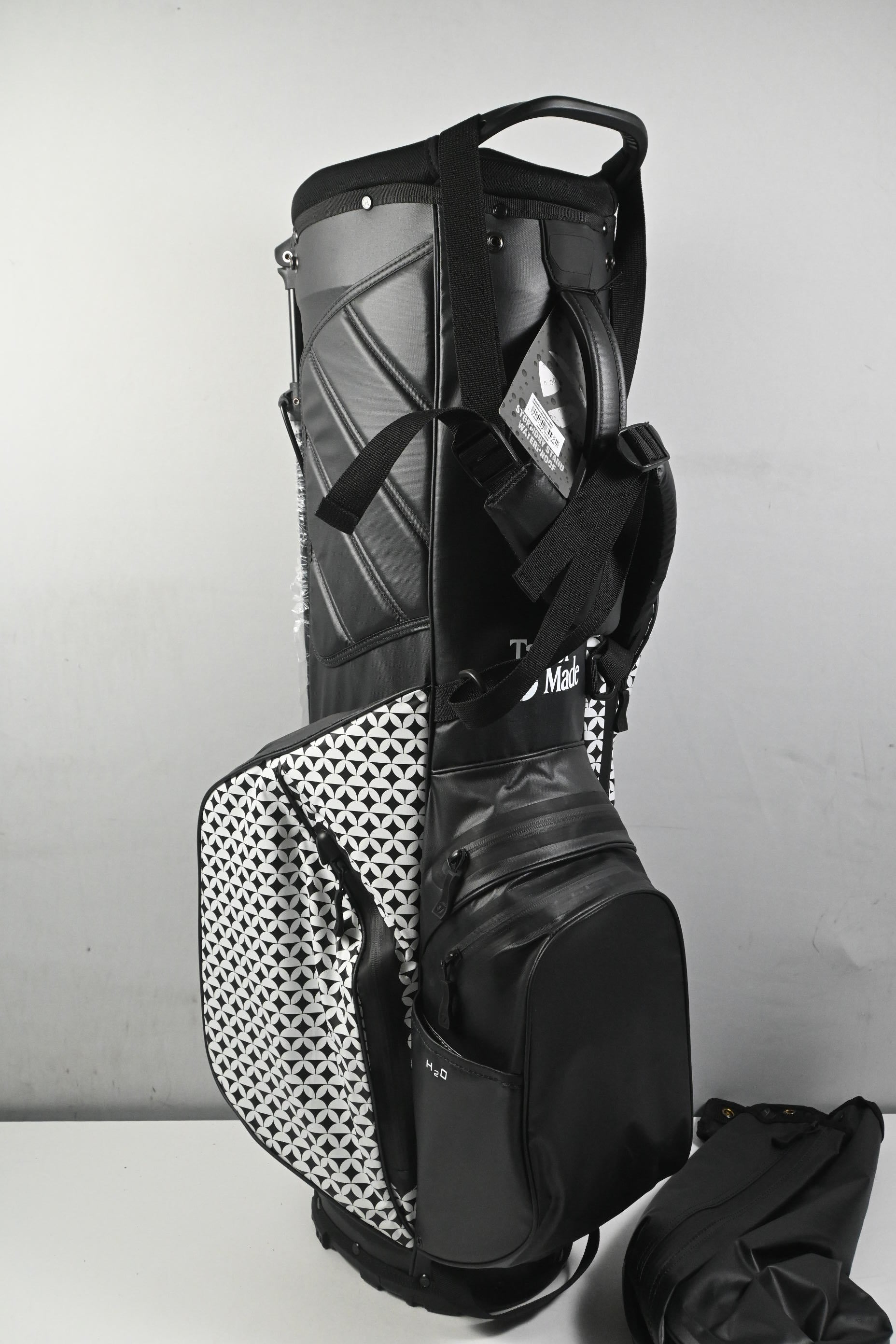 Taylormade Storm Dry Stand Bag / 4-Way Divider / Black & White