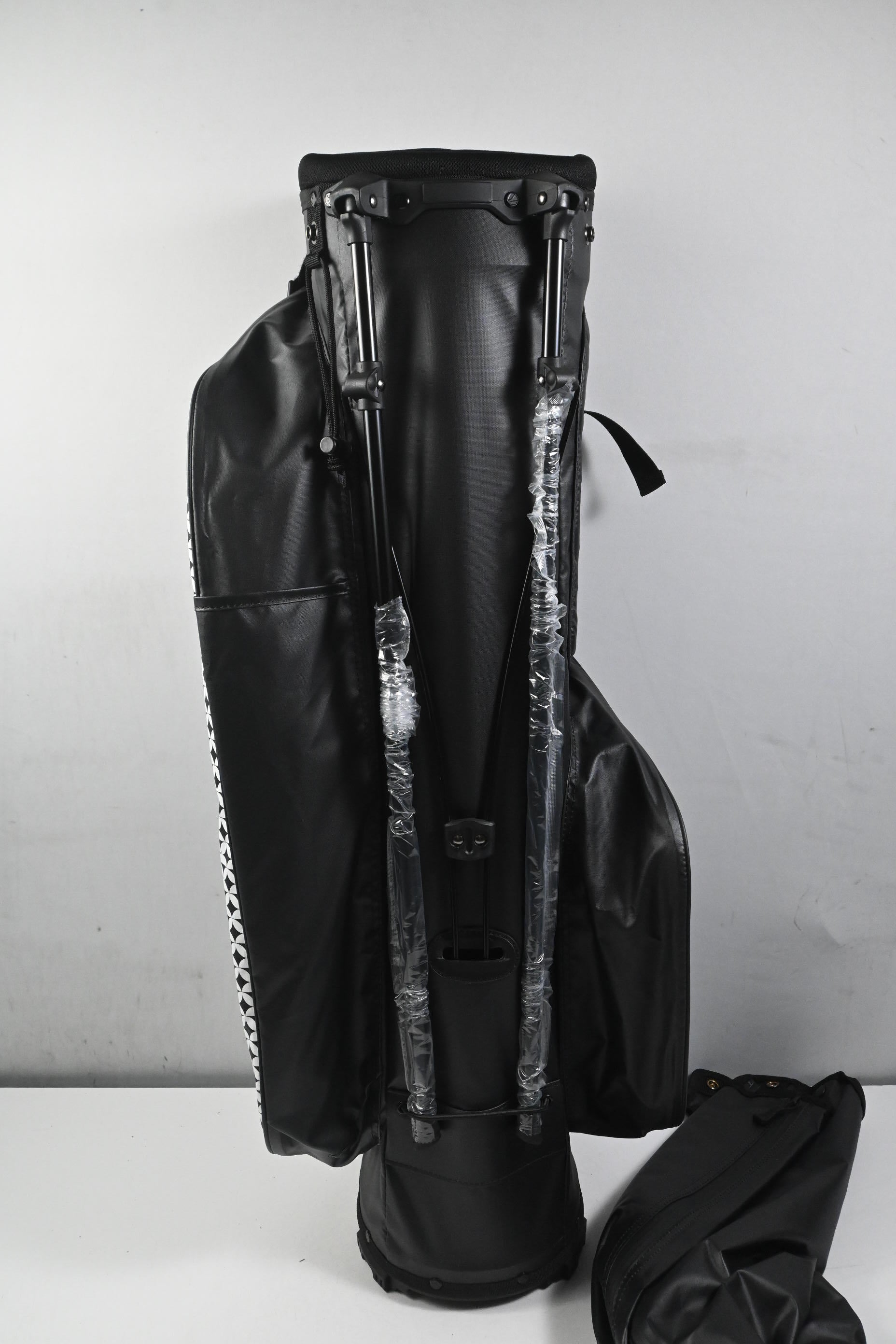 Taylormade Storm Dry Stand Bag / 4-Way Divider / Black & White