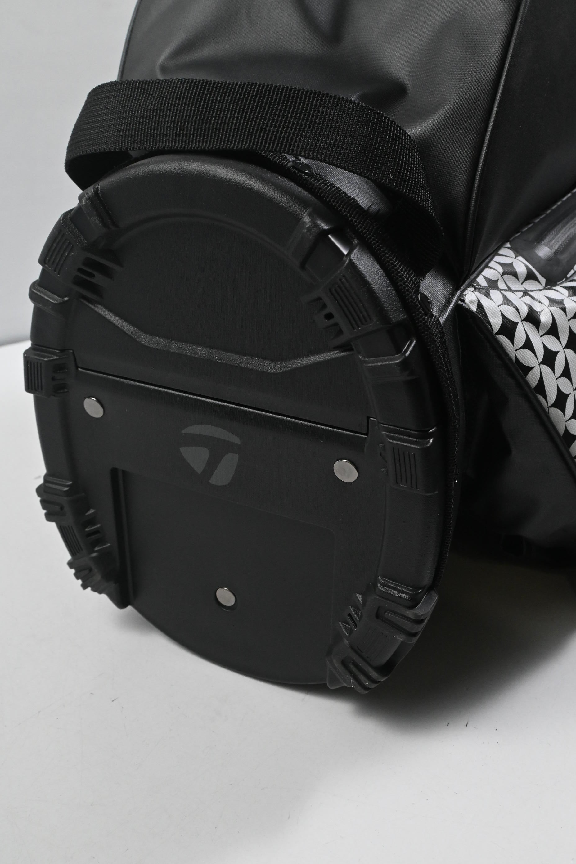 Taylormade Storm Dry Stand Bag / 4-Way Divider / Black & White