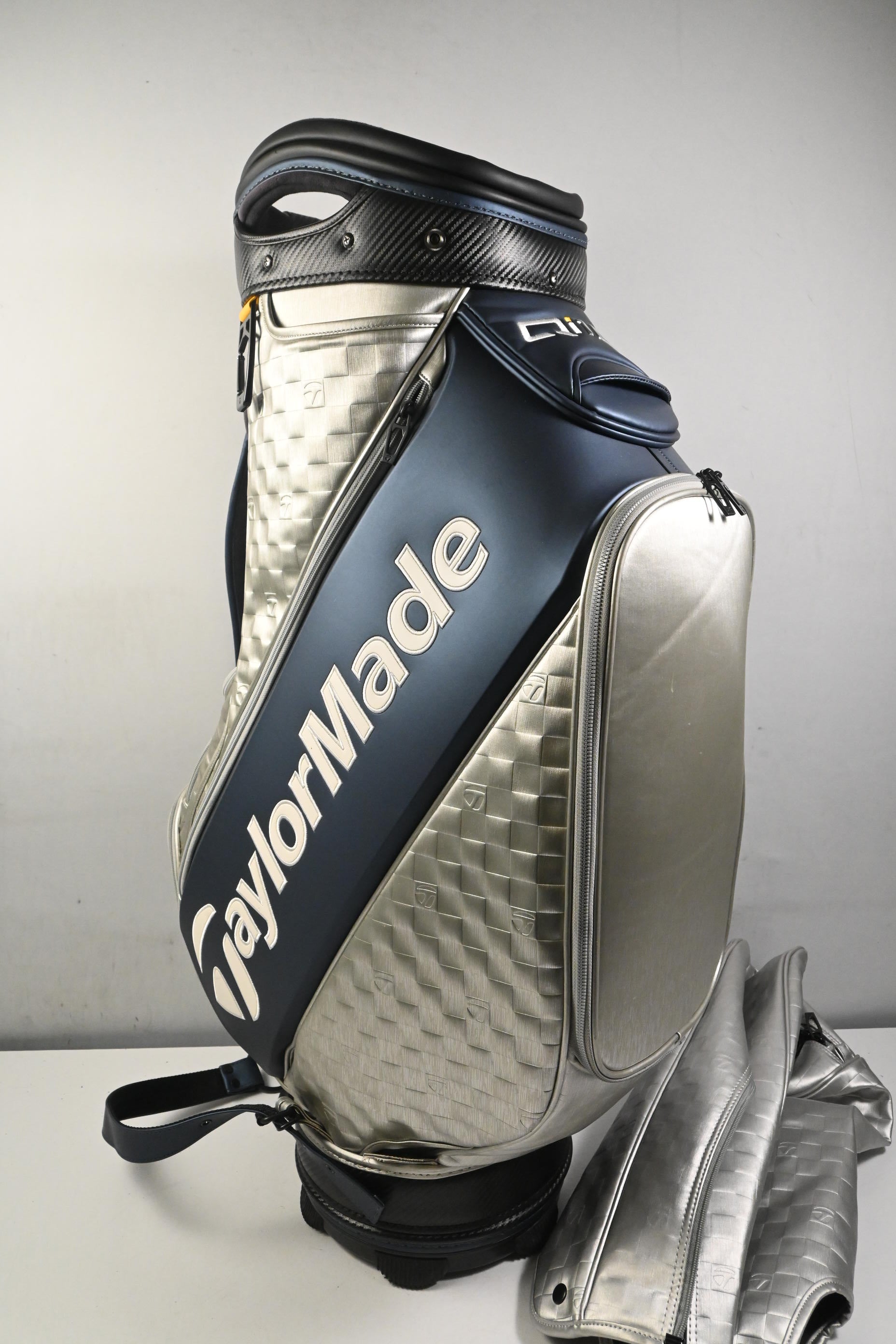Taylormade QI10 Tour Bag / 6-Way Divider / Silver & Navy