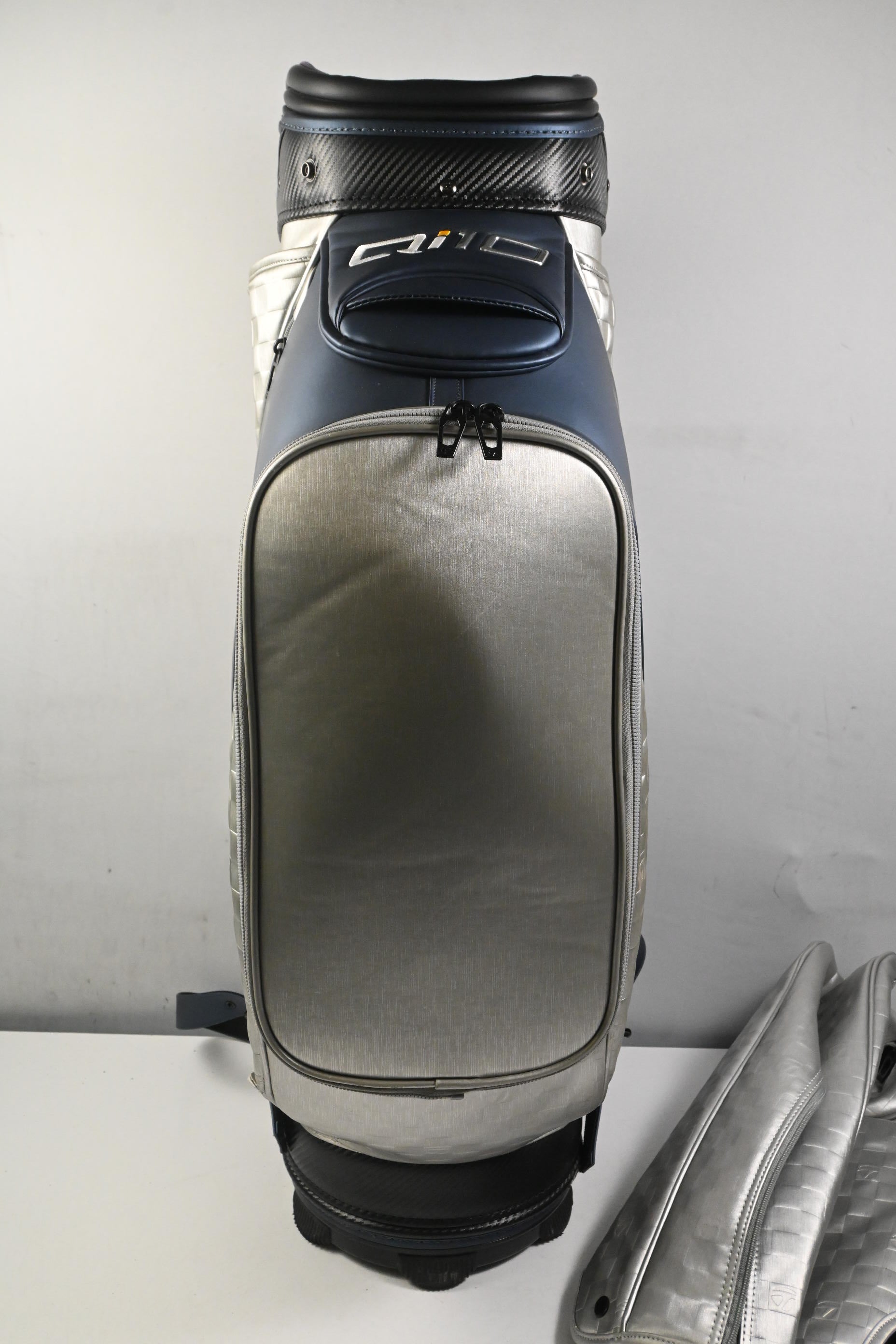 Taylormade QI10 Tour Bag / 6-Way Divider / Silver & Navy