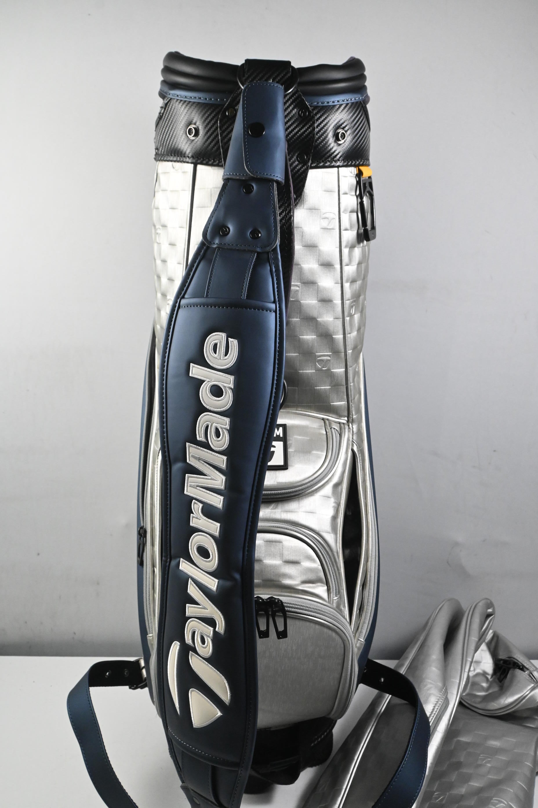 Taylormade QI10 Tour Bag / 6-Way Divider / Silver & Navy