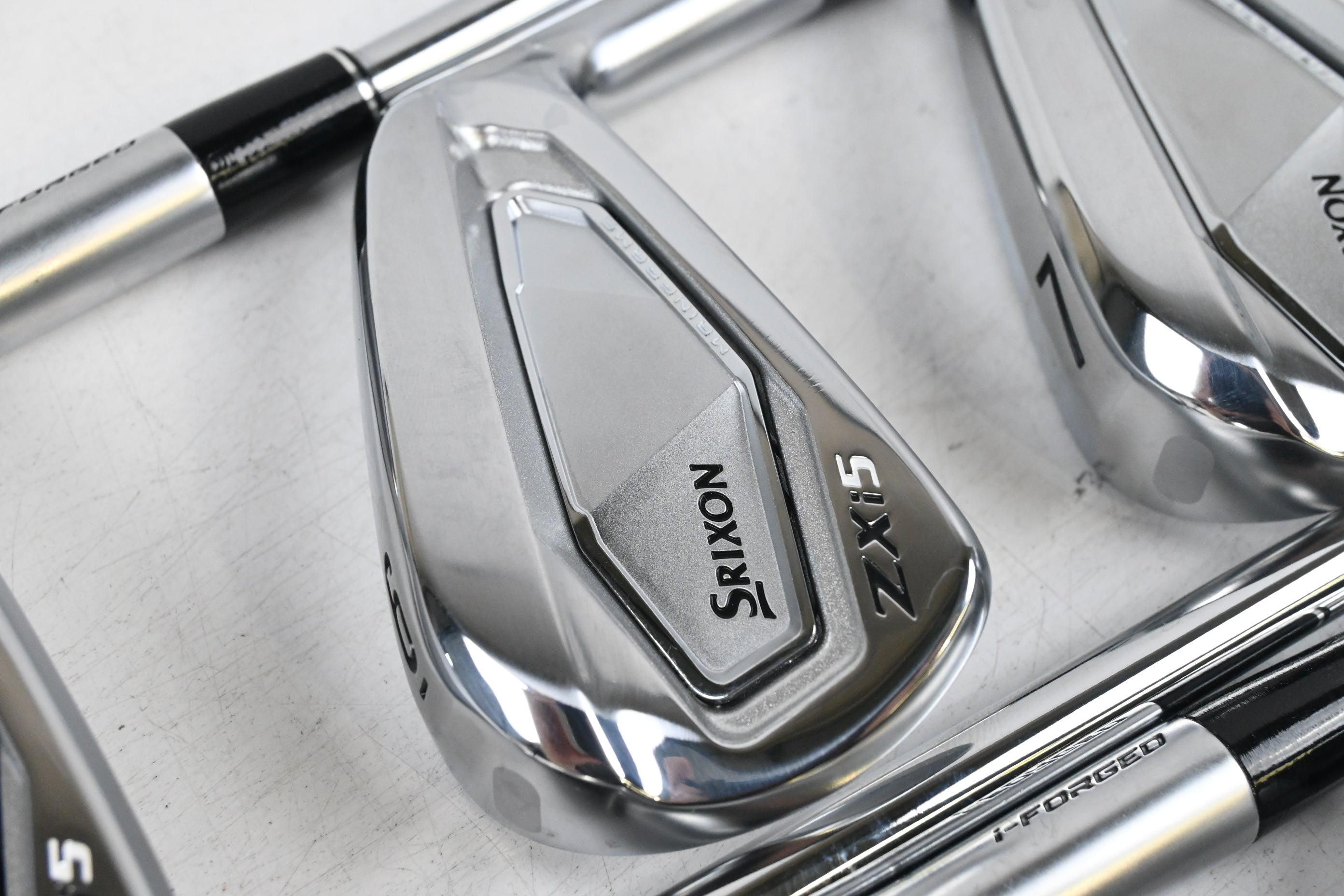 Srixon ZXi5 Irons / 5-PW / Regular Flex Dynamic Gold R300 Mid 100 Shafts