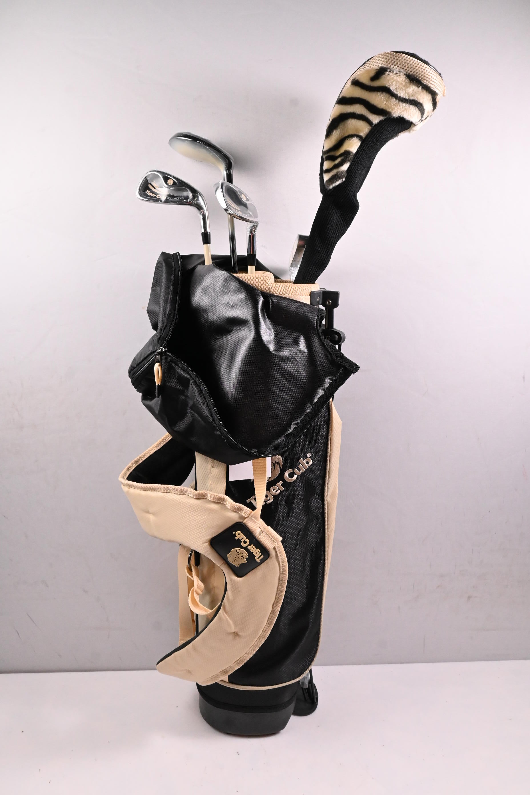 Junior Tiger Club Young Pro Package Set / Woods, Irons, Putter, Bag