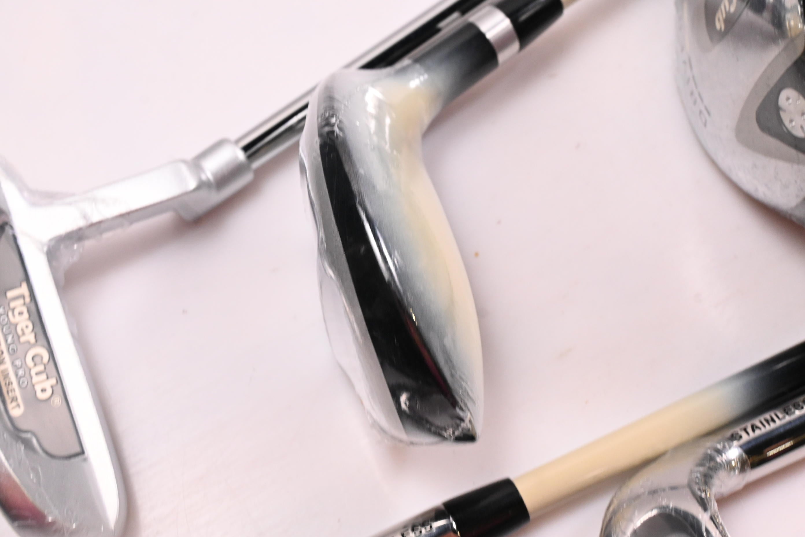 Junior Tiger Club Young Pro Package Set / Woods, Irons, Putter, Bag