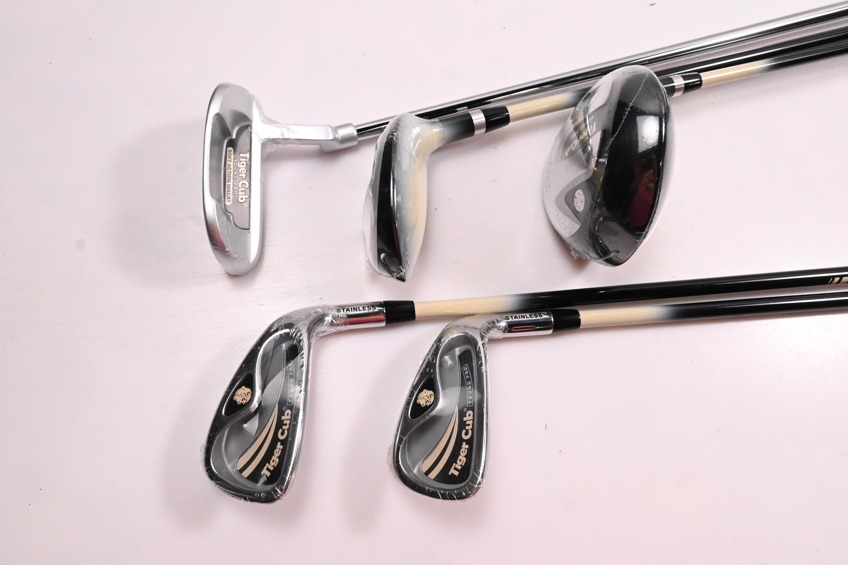 Junior Tiger Club Young Pro Package Set / Woods, Irons, Putter, Bag