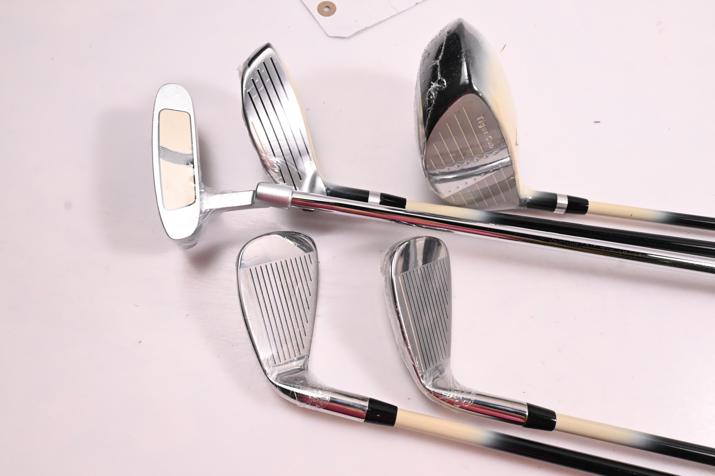Junior Tiger Club Young Pro Package Set / Woods, Irons, Putter, Bag