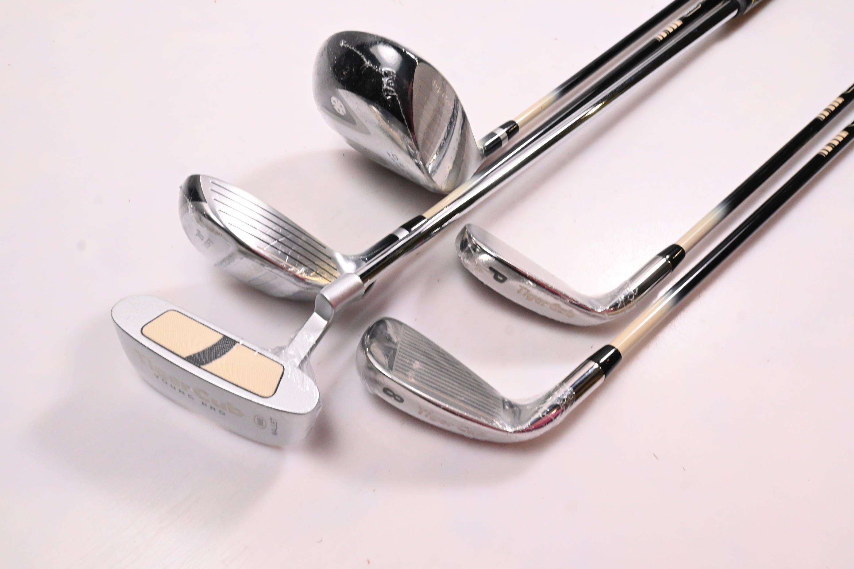 Junior Tiger Club Young Pro Package Set / Woods, Irons, Putter, Bag