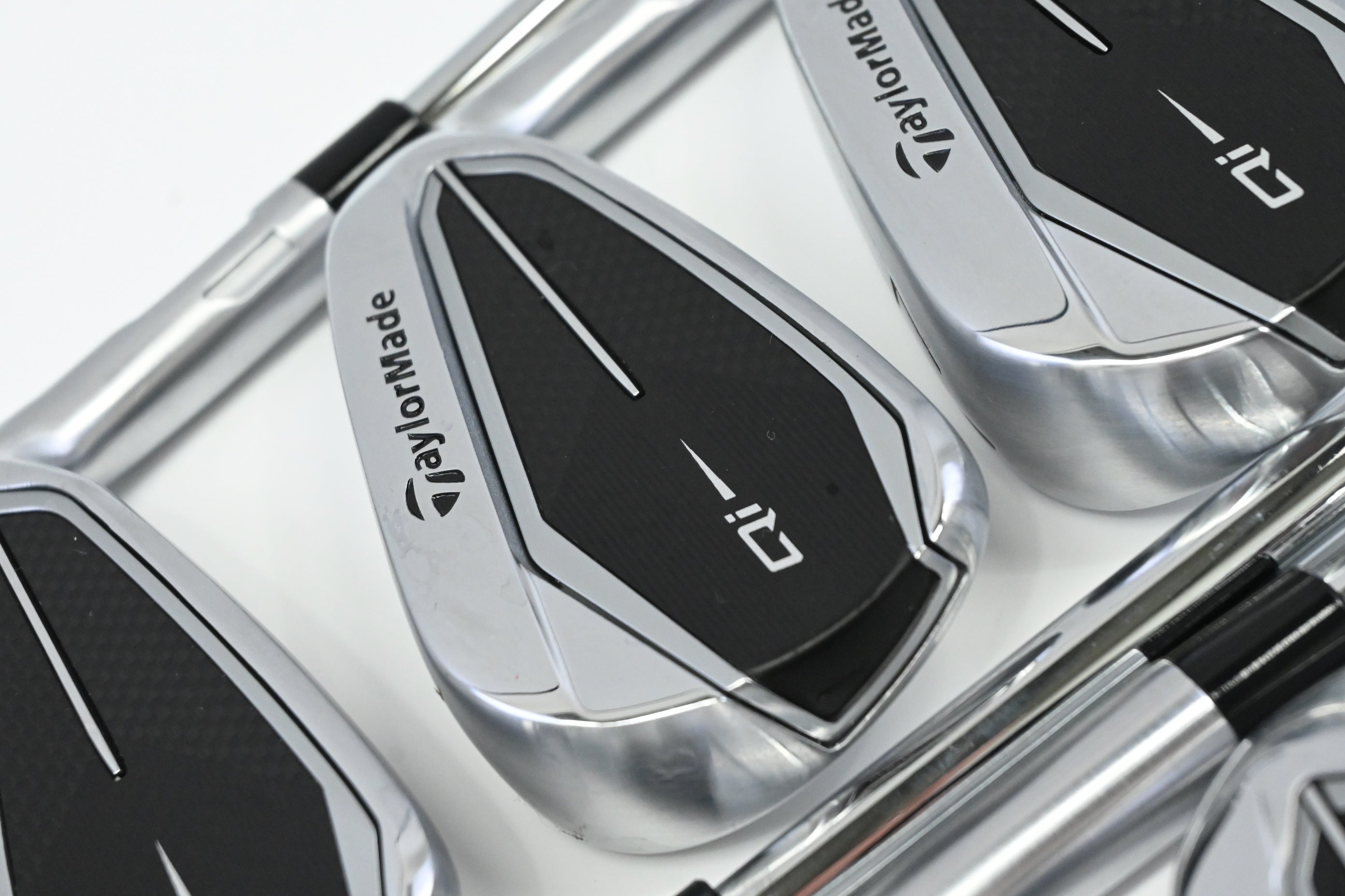 Taylormade Qi Irons / 5-PW+SW / Regular Flex NS Pro Modus3 Tour 105 Shafts