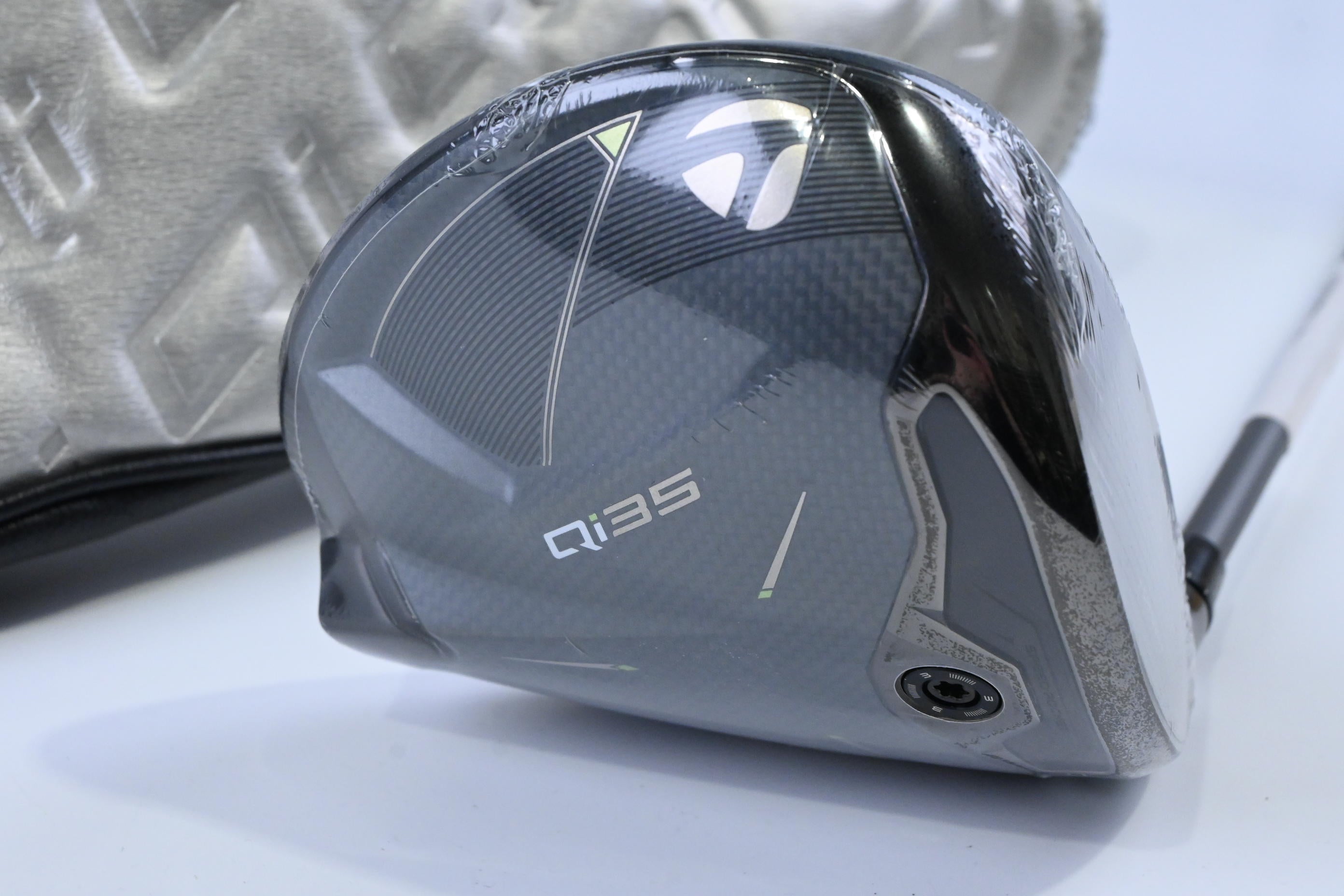Taylormade Qi35 Driver / 10.5 Degree / Regular Flex Fujikura Air Speeder 50