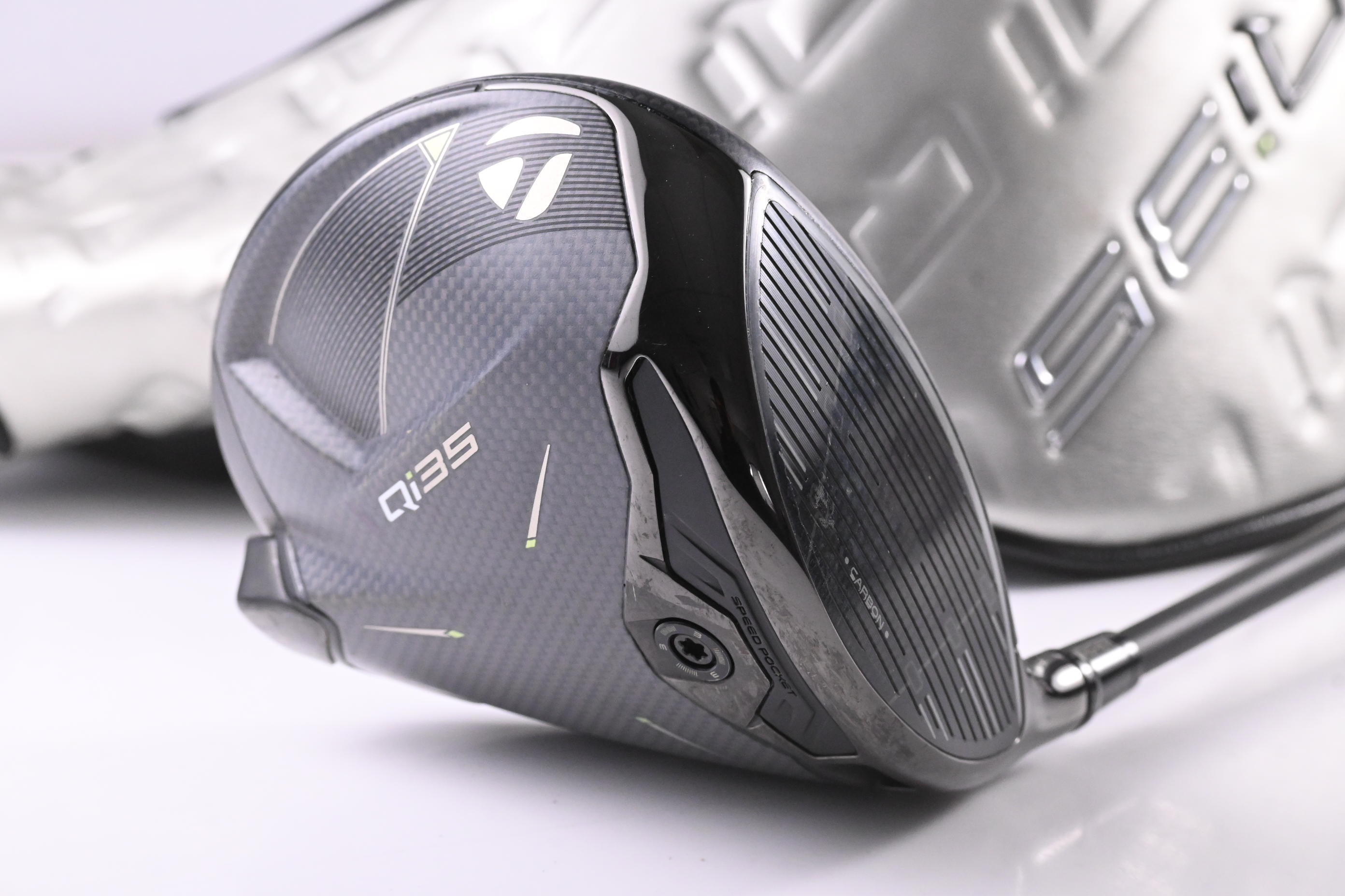 Taylormade Qi35 Driver / 10.5 Degree / X-Flex Kai`li Dark Waves White 60 Shaft