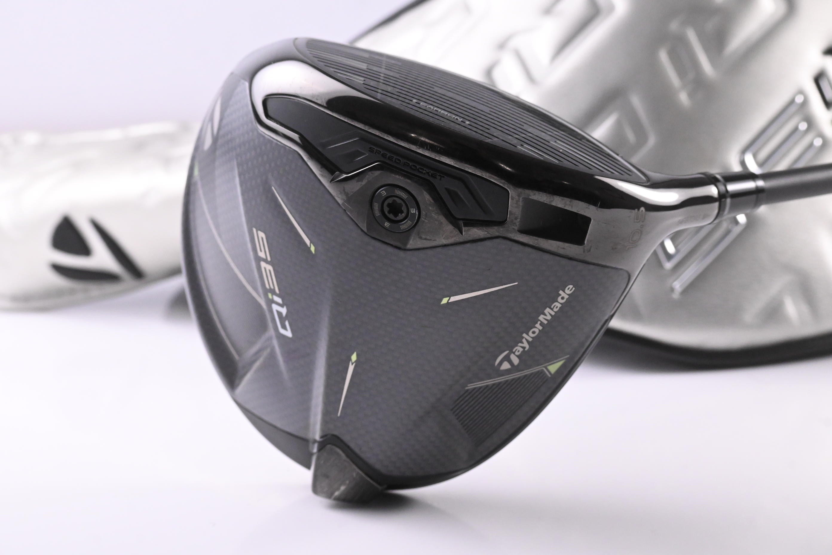 Taylormade Qi35 Driver / 10.5 Degree / X-Flex Kai`li Dark Waves White 60 Shaft