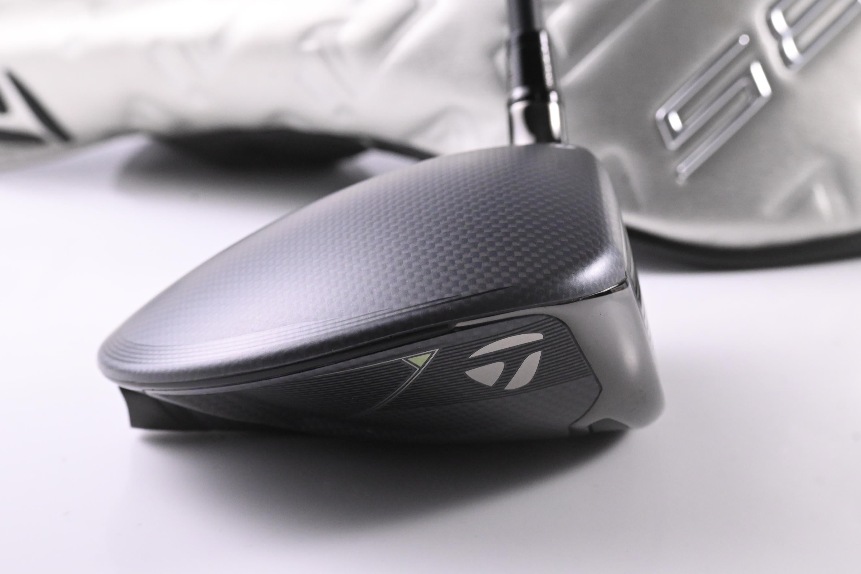 Taylormade Qi35 Driver / 10.5 Degree / X-Flex Kai`li Dark Waves White 60 Shaft