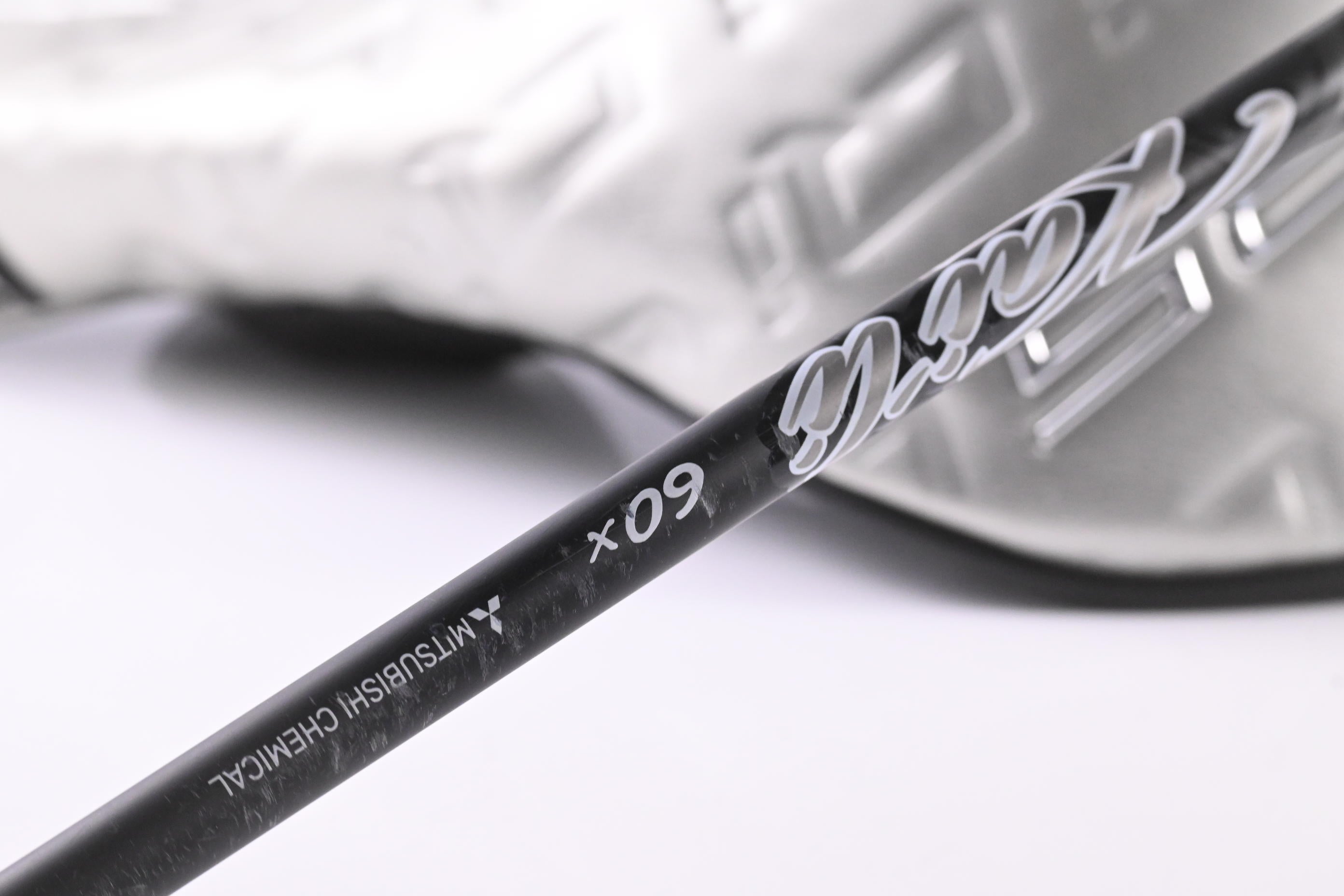 Taylormade Qi35 Driver / 10.5 Degree / X-Flex Kai`li Dark Waves White 60 Shaft