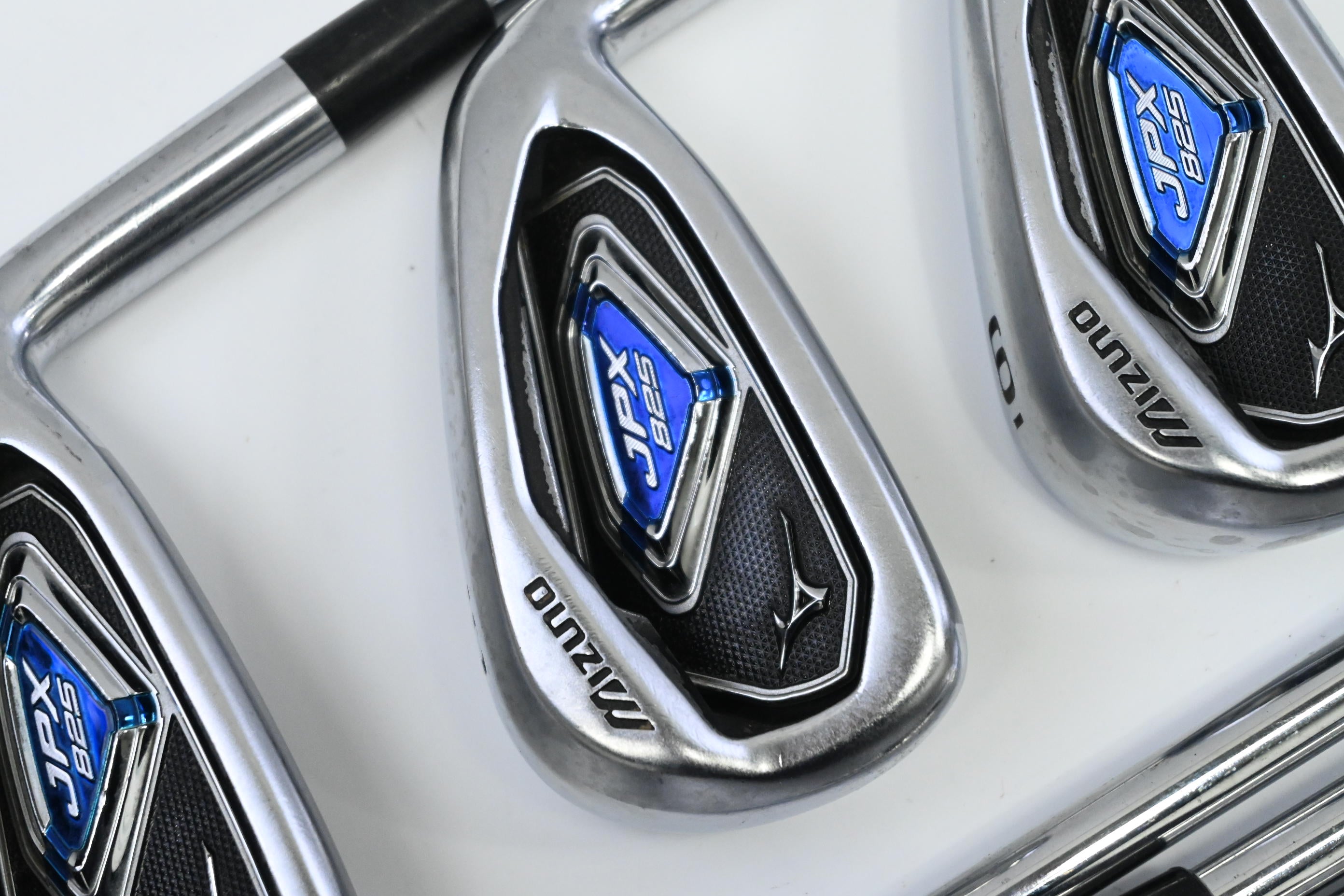 Mizuno JPX 825 Irons / 4-PW / Regular Flex Dynalite Gold XP R300 Shafts