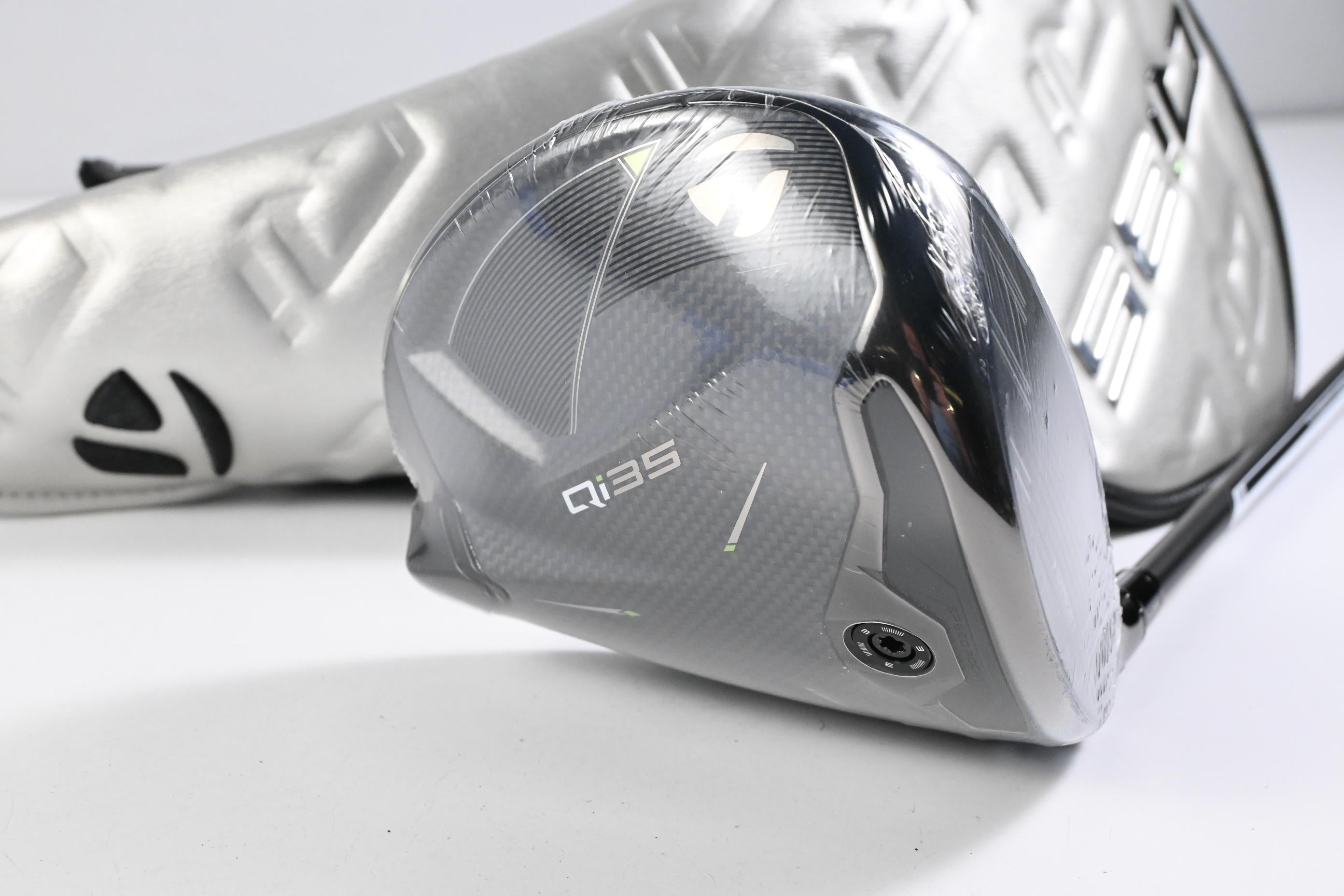 Taylormade Qi35 Driver / 10.5 Degree / Regular Flex Fujikura Ventus Blue 5 Shaft