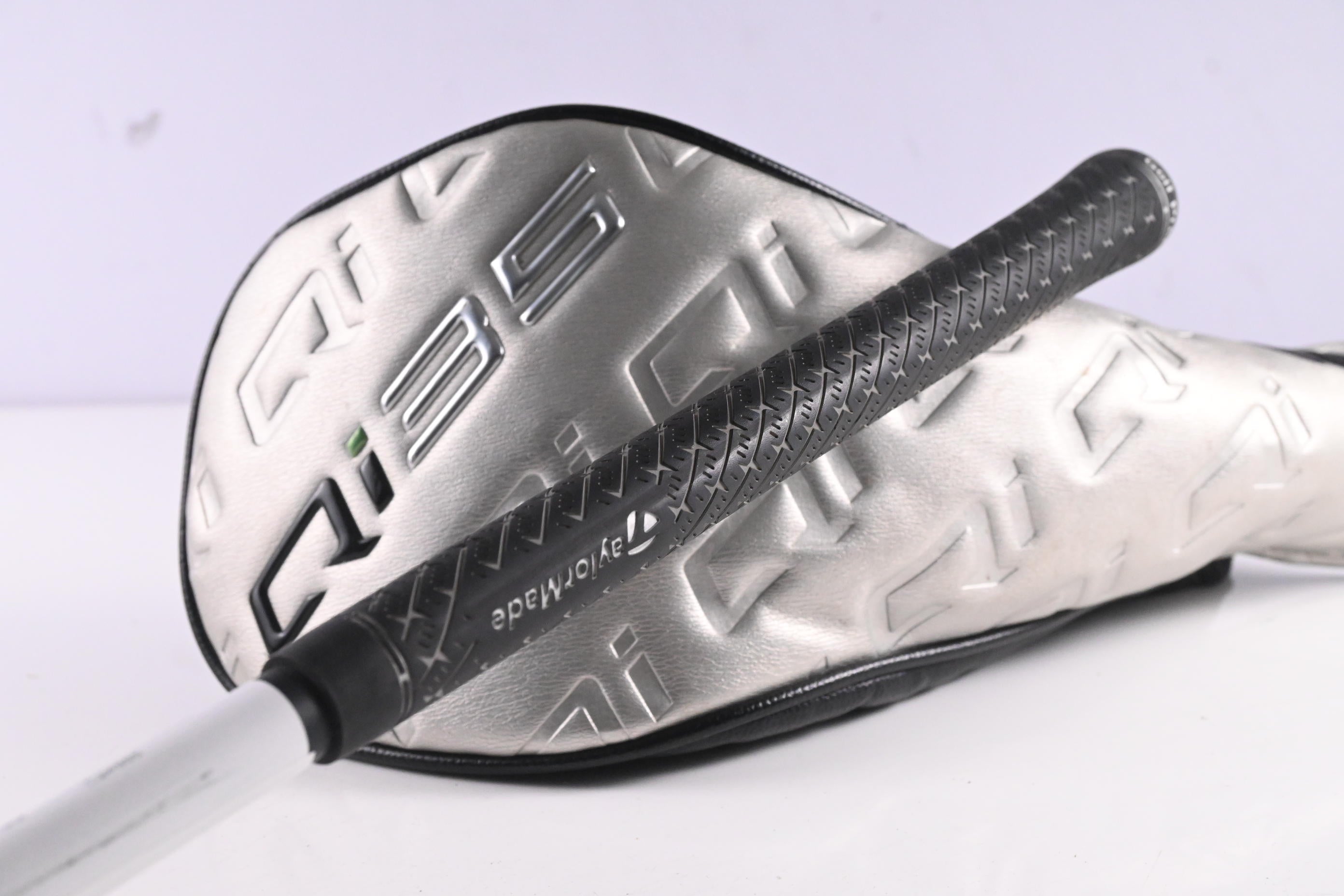 Taylormade Qi35 LS Driver / 9 Degree / Stiff Flex Kai'li White Dark Waves 60