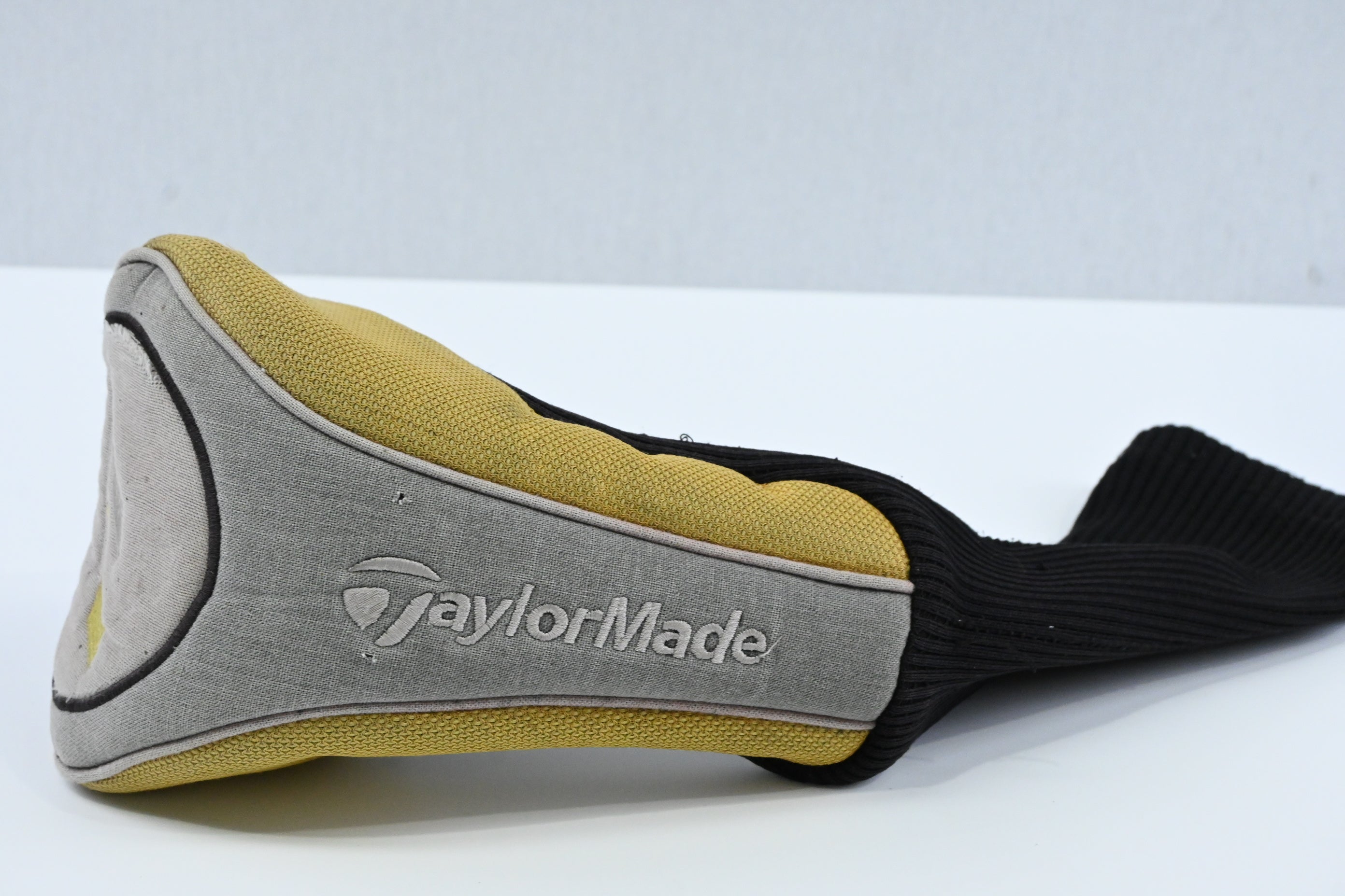 Taylormade R7 425 Driver / 10.5 Degree / Stiff Flex Fujikura Reax 65 Shaft