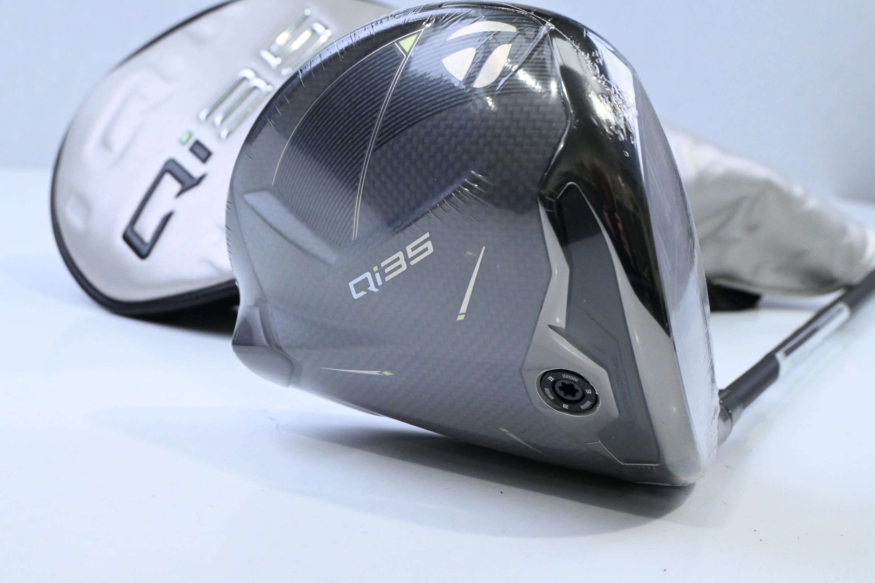 Taylormade Qi35 Driver / 10.5 Degree / Regular Flex Fujikura Ventus Blue 5 Shaft
