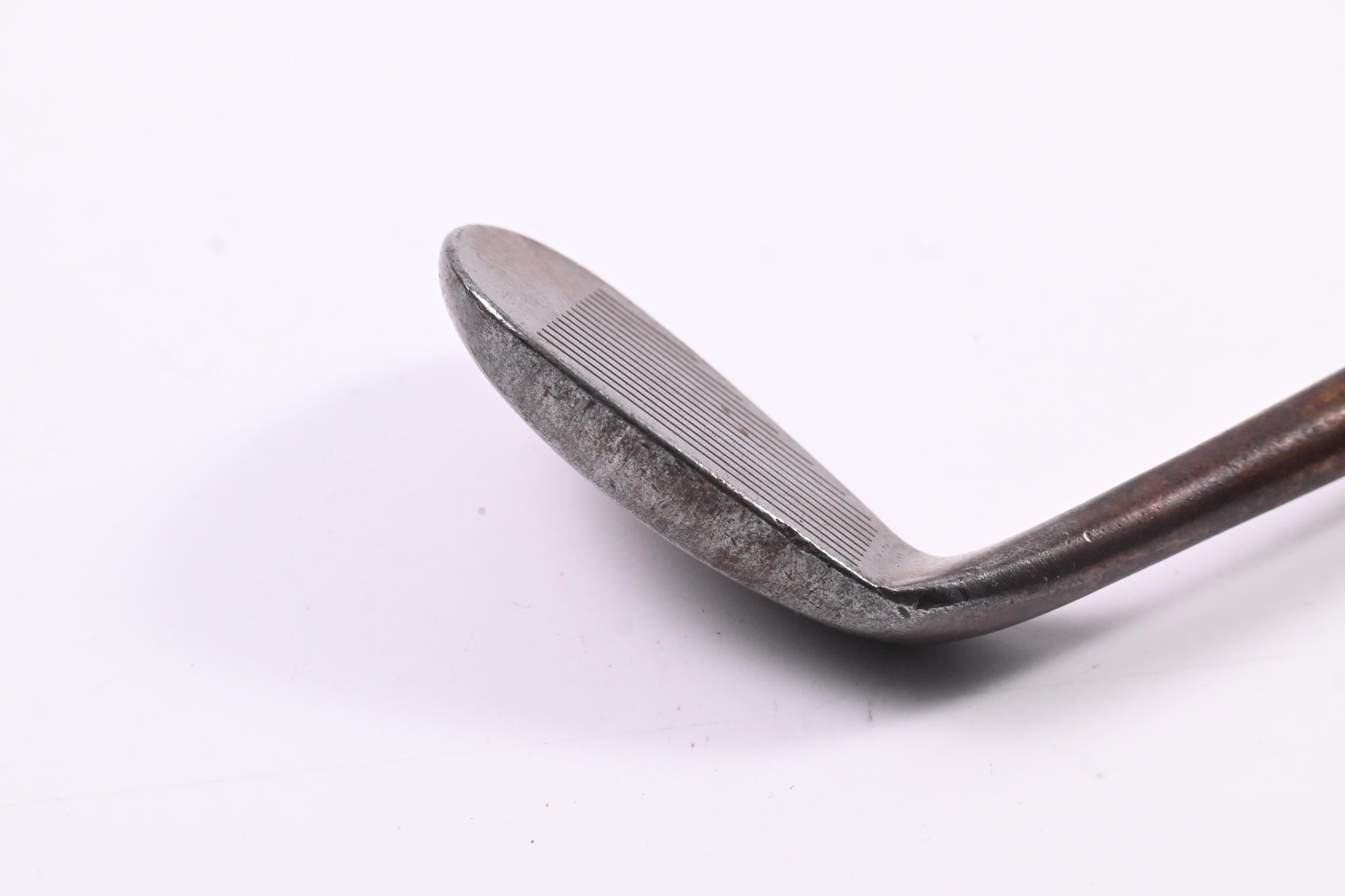 Cleveland 588 Tour Action Gap Wedge / 52 Degree / Wedge Flex Dynamic Gold Shaft